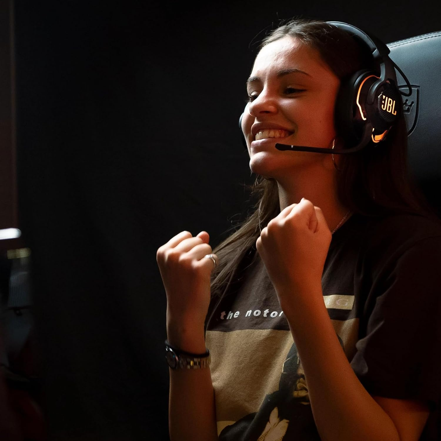 JBL Quantum 910 Wireless, with Head-Tracking Enhanced Quantumsphere 360 on Your PC, Quantumspatial 360 on Your Console, Hi-Res Certified JBL Quantumsound Signature, Black image number 5