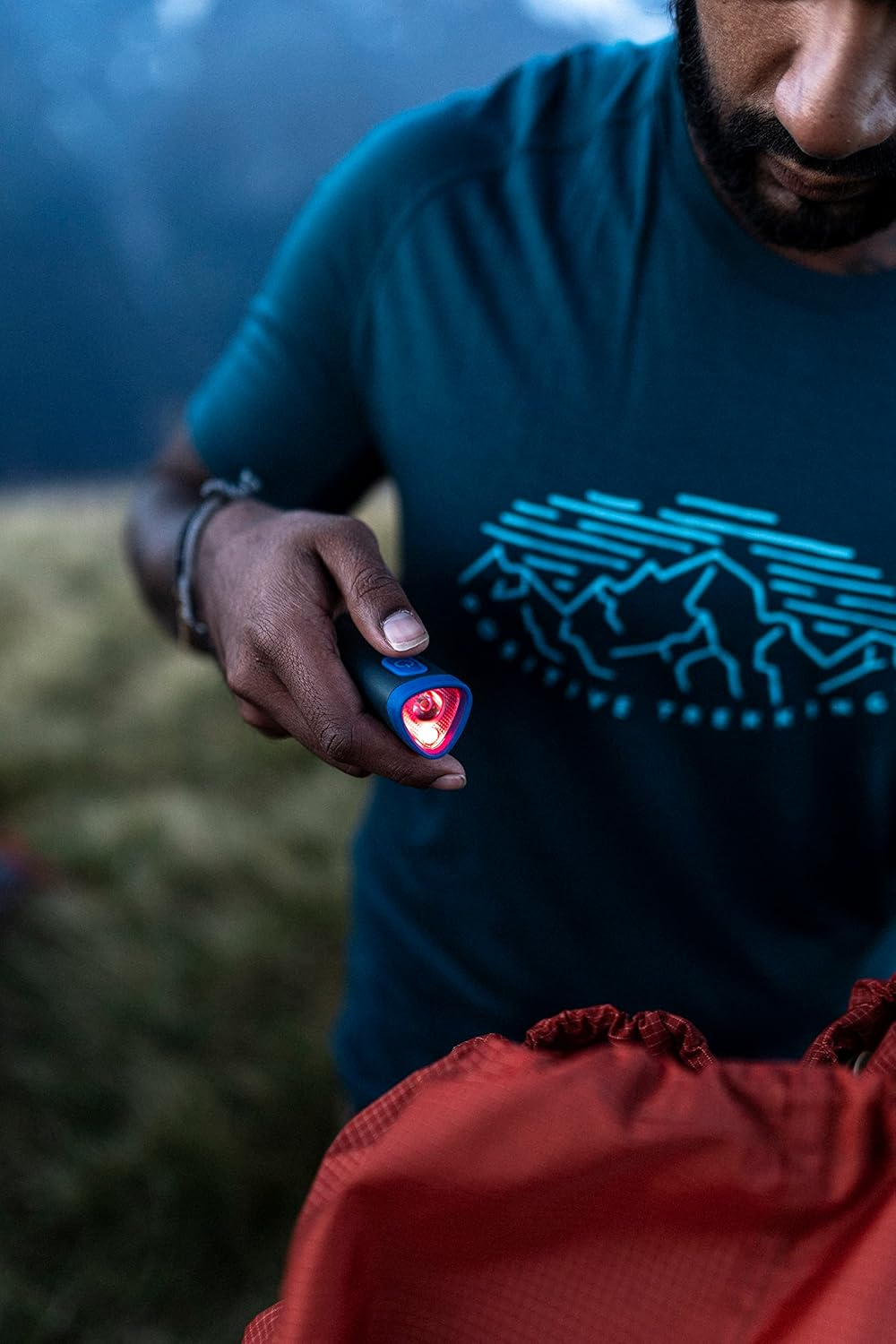 Decathlon Forclaz Tl100 100 Lumens Battery Torchlight Royal Blue - Flashlight image number 2