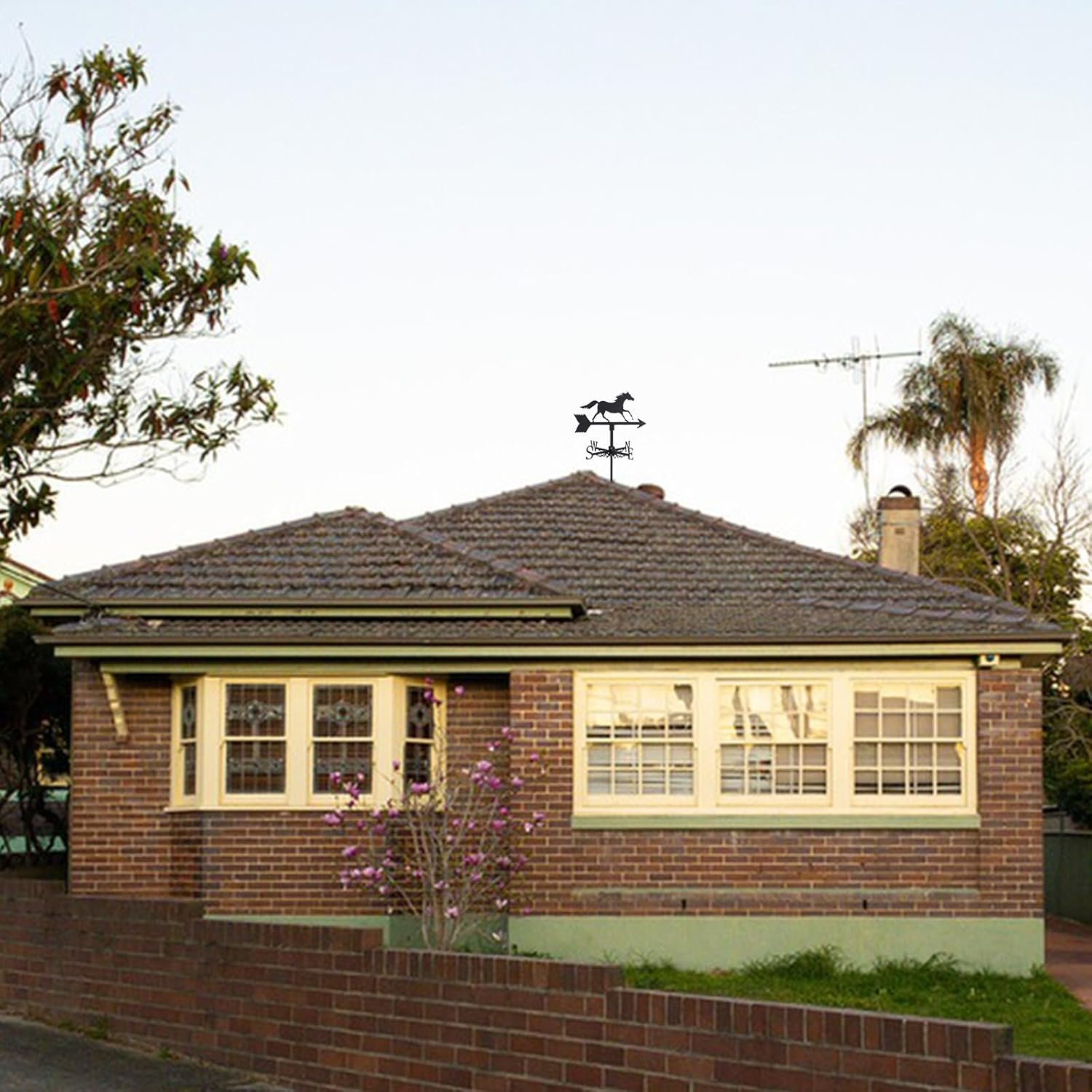 SUPERDANT Galloping Horse Weather Vane Ornament Wind Vane Weather Vane Personalised Metal Weathervane for Garden Decoration Farmhouse Roof Decorative Outdoor Garden Wind Measuring Tool