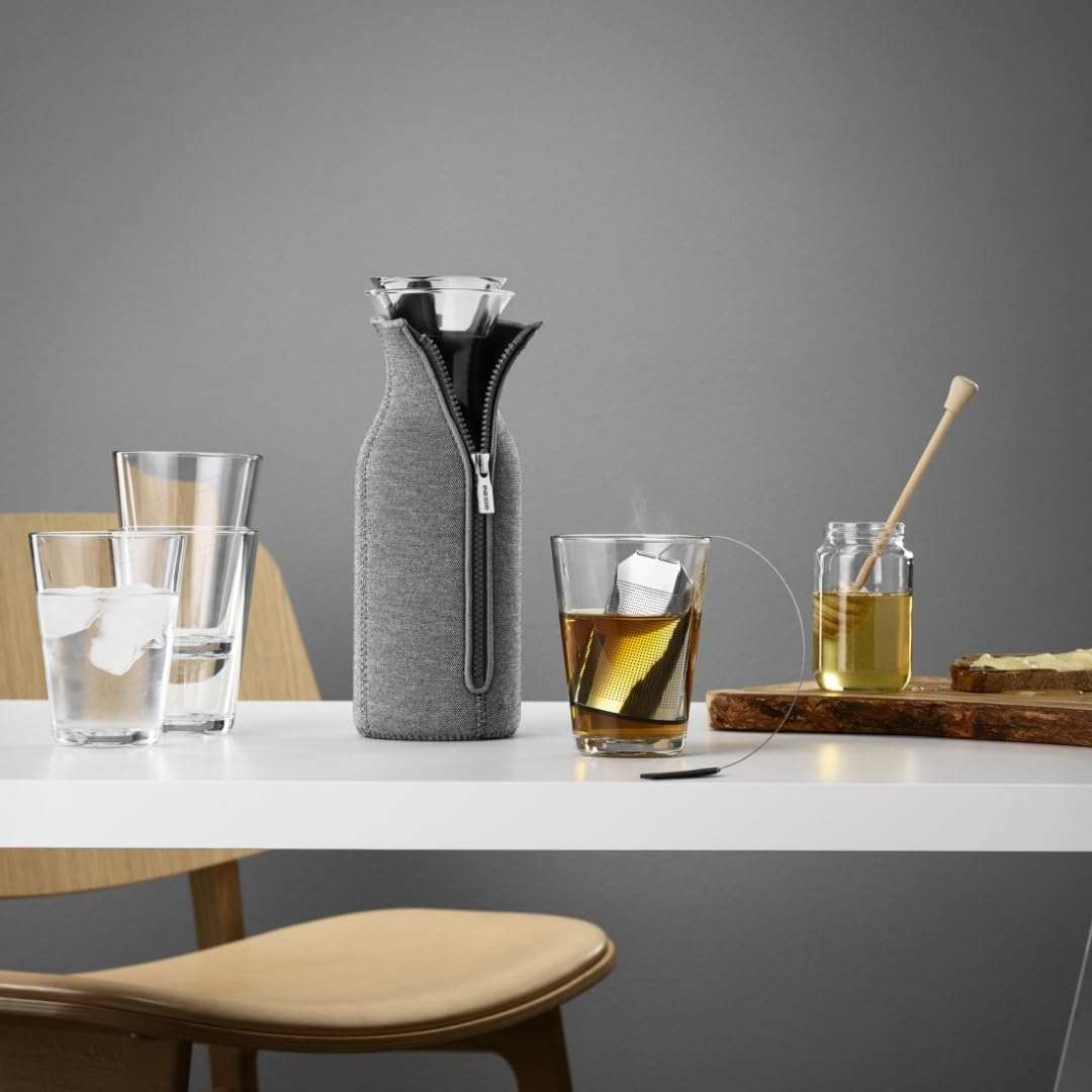 EVA SOLO Scandinavian Design Fridge Carafe 1 Litre Borrosilicate Glass Stainless Steel Silicone Dishwasher Safe 100% Drip Free &ndash; Dark Grey Wowen 1.0 L image number 3