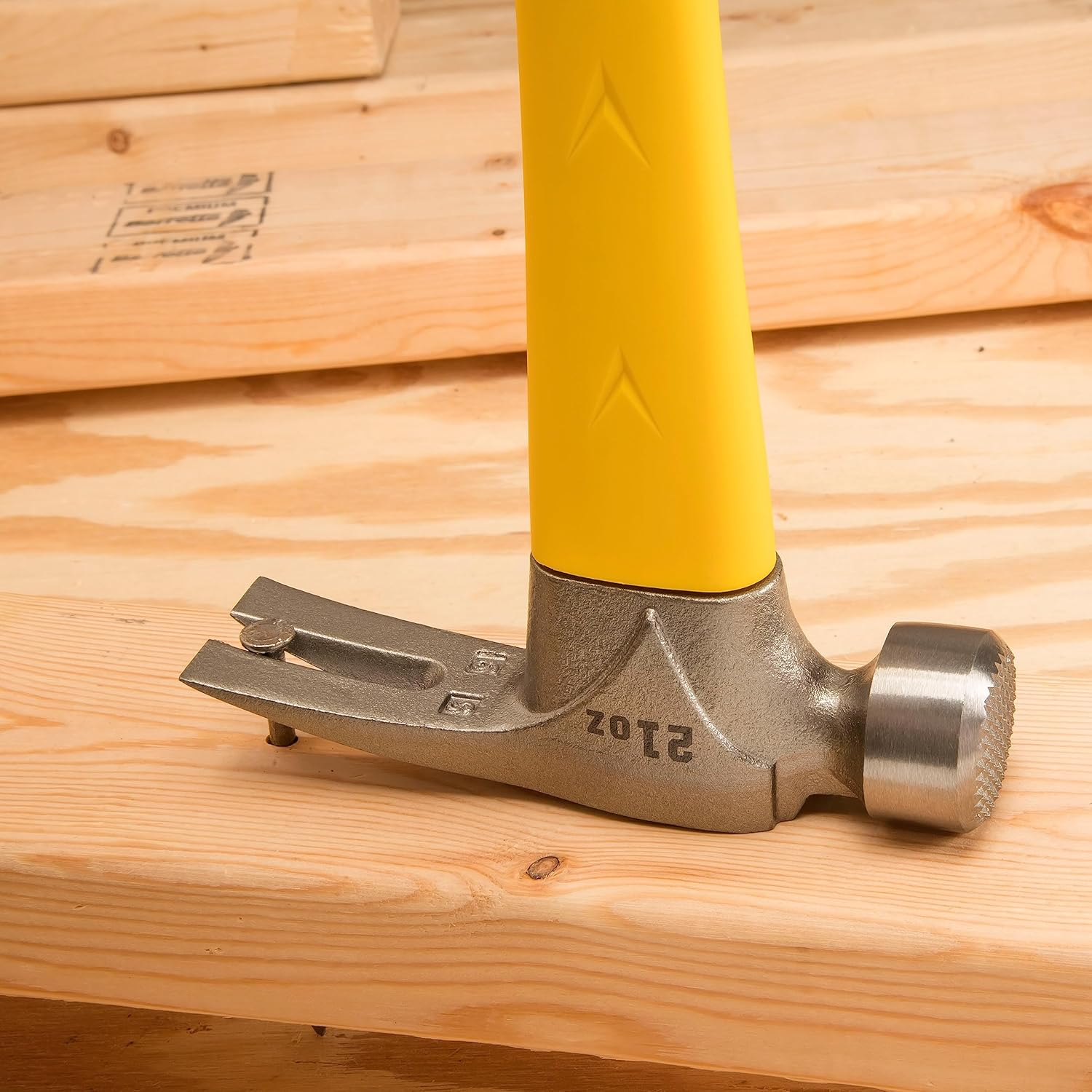 ESTWING Sure Strike Hammer - 21 Oz Rip Claw Hammer with Milled Face & Fiberglass Handle - MRF21LM