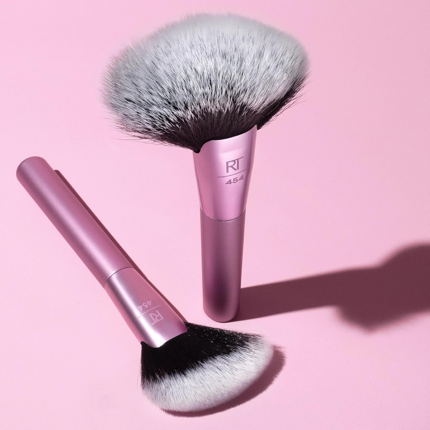Real Techniques Extra Big Finishing Brush, Large Makeup Brush for Powder Bronzer, Highlight, & Contour, XL Fan Brush for Quick Application, Stocking Stuffer, Cruelty-Free, Synthetic Bristles, 1 Count image number 1