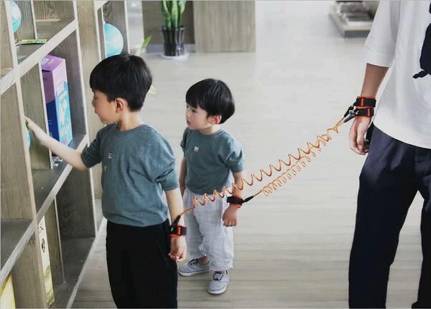 2.5M Anti-Lost Wrist Strap with 360&deg; Rotating Elastic Steel Wire, Safety Leash for Toddlers and Young Children - Ideal for Outdoor Walks and Travel (Orange) image number 1