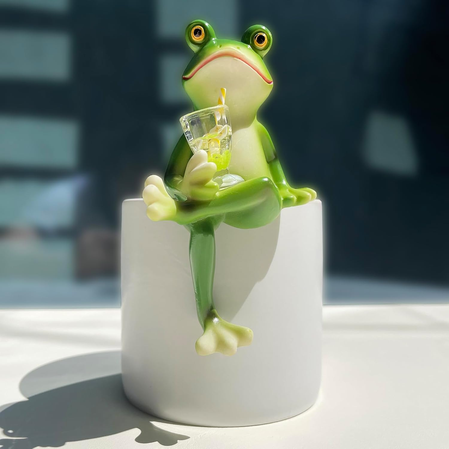 Funny Drinking Frog Statue Flower Pot Hugger Resin Hanging Frog Figurine Planter Pot Decorations for Home Garden Fence Balcony Patio Lawn Yard Ornaments (Drinking Juice) image number 4
