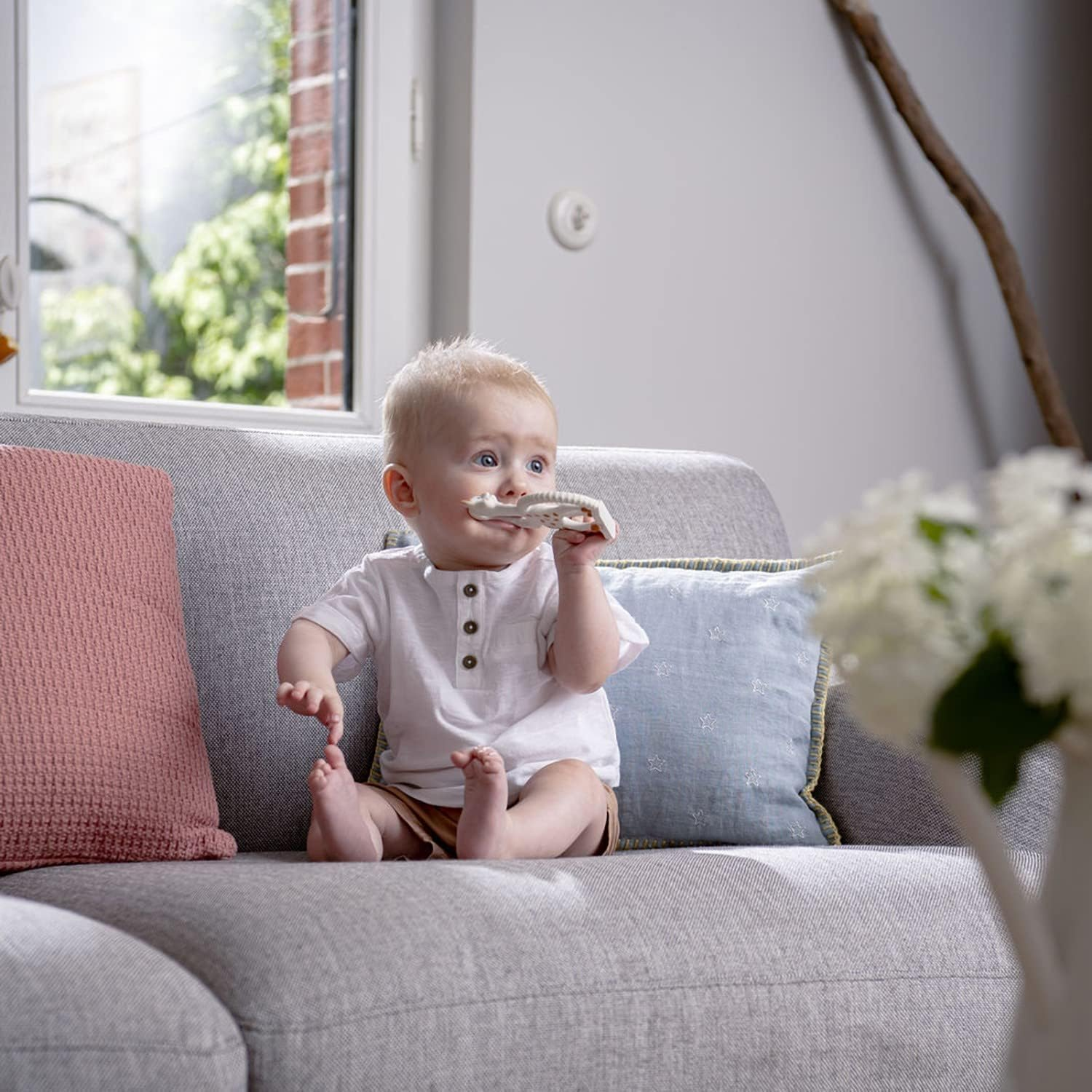 Sophie La Girafe - Teething Ring - 100% Natural Rubber - Gum Relief - Multi-Textured - Safe and Healthy - Baby Toy - Age: 0 M + image number 5