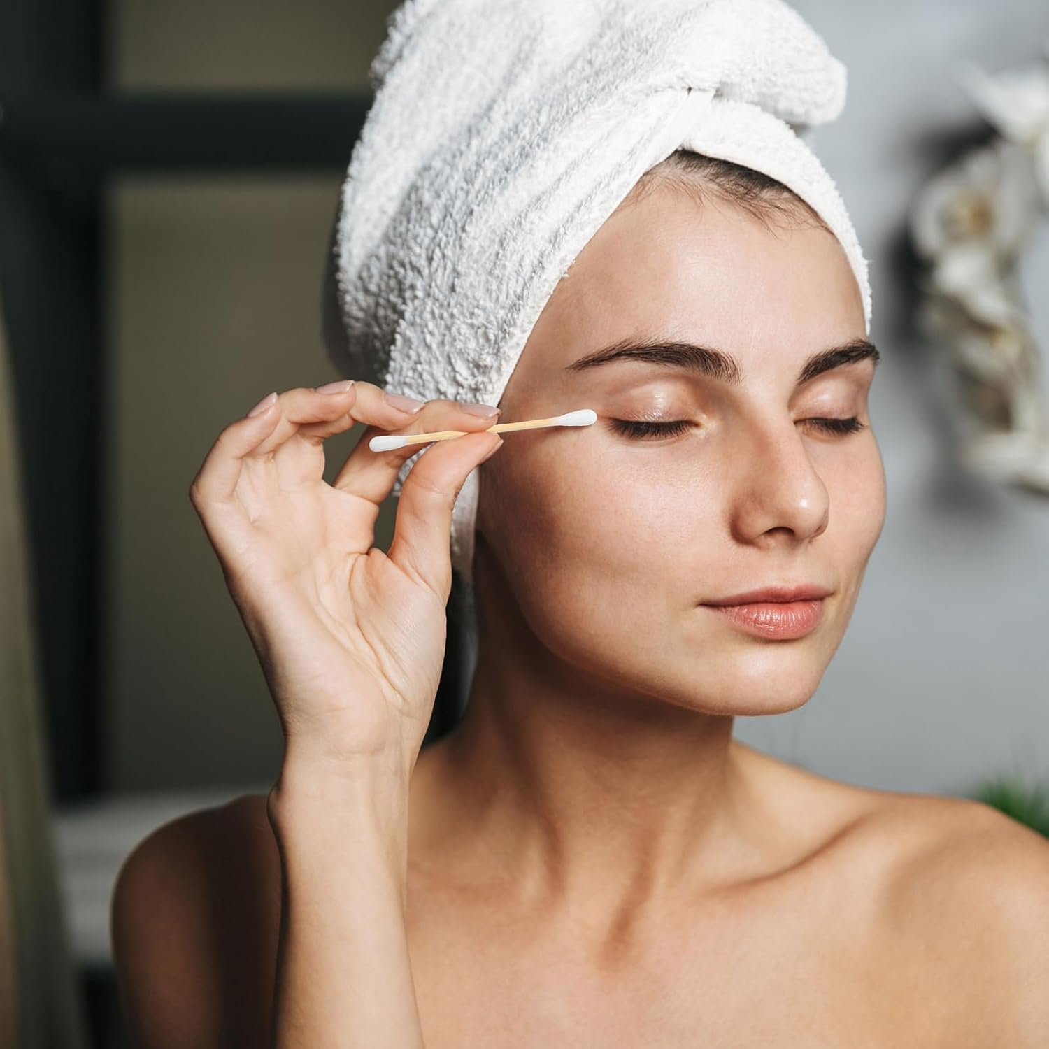 1000 Travel Cotton Swabs Individually Packaged Double Headed Cotton Swabs and 200 Compressed Towels Portable Disposable Mini Compressed Towels Suitable for Travel Hotel Makeup Care image number 4