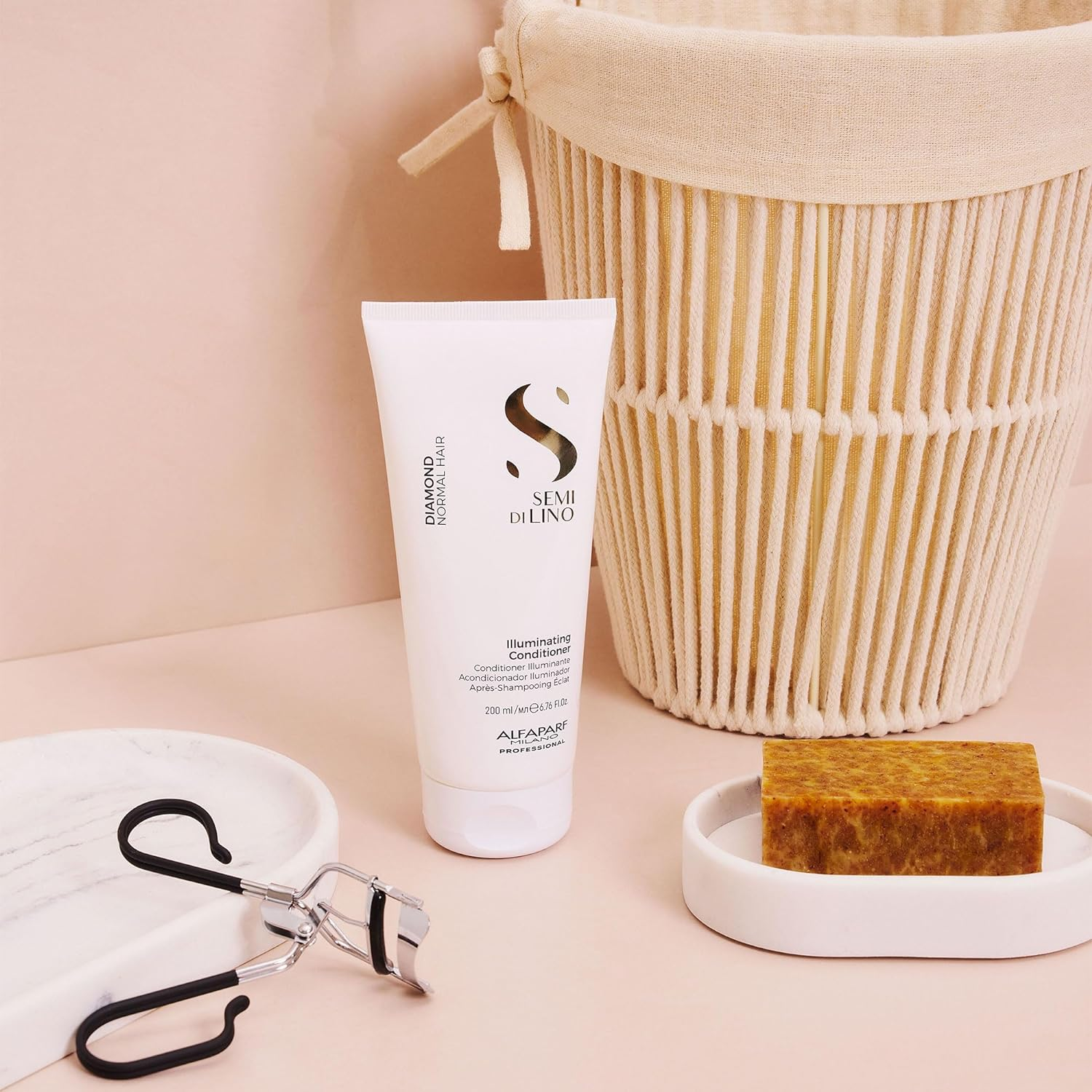 Alfaparf Milano Semi Di Lino Diamond Illuminating Conditioner - Color Safe - Detangles and Adds Gloss - Citrus, Floral, Woody, Musk Scent - 6.76 Oz image number 2