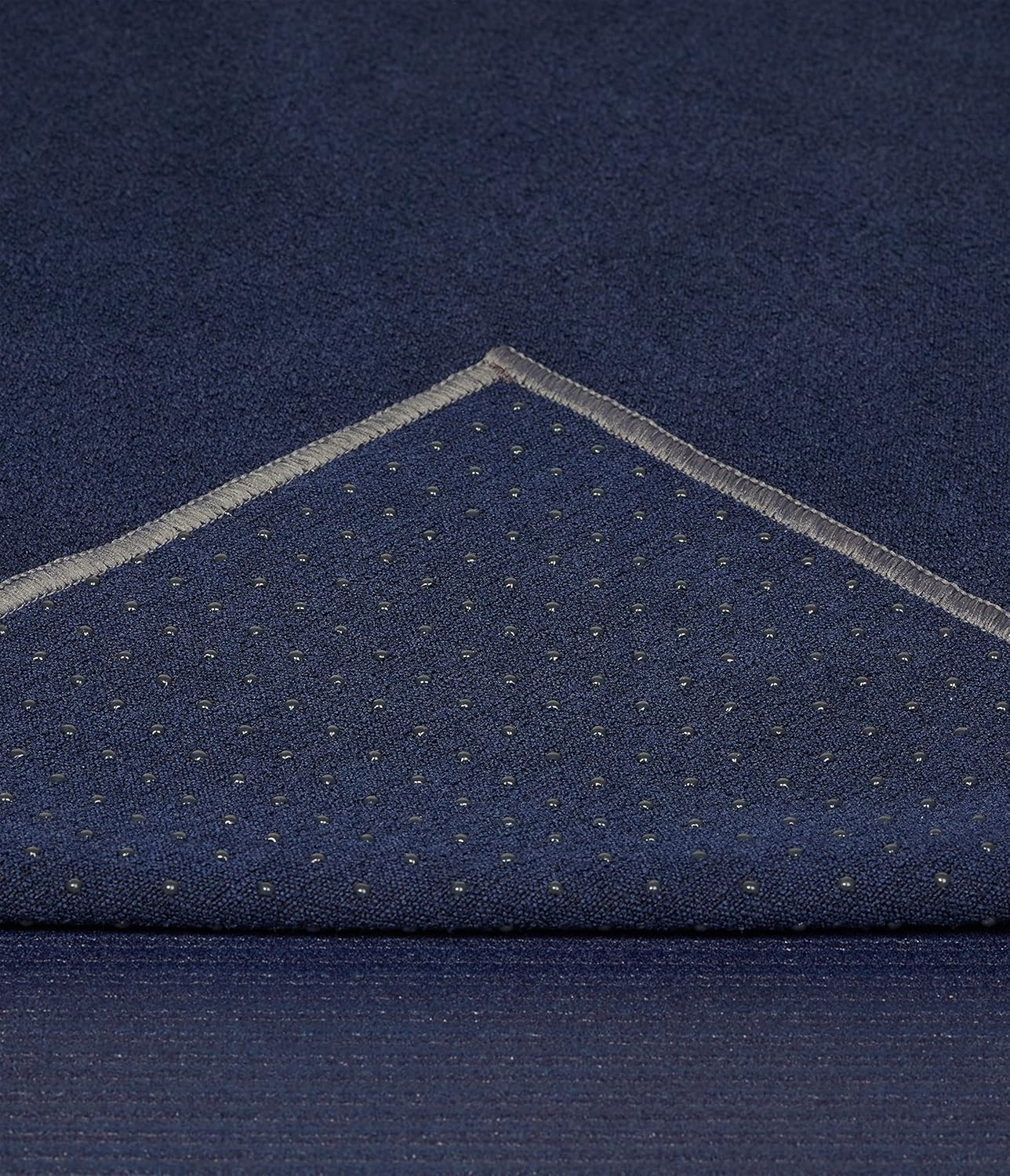 Manduka Unisex Adult Yoga Yogitoes Towel, Midnight, 79 X 24 US - Indulge image number 3