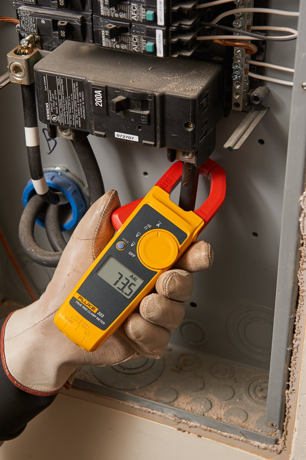 Fluke 323 True-Rms Clamp Meter image number 4