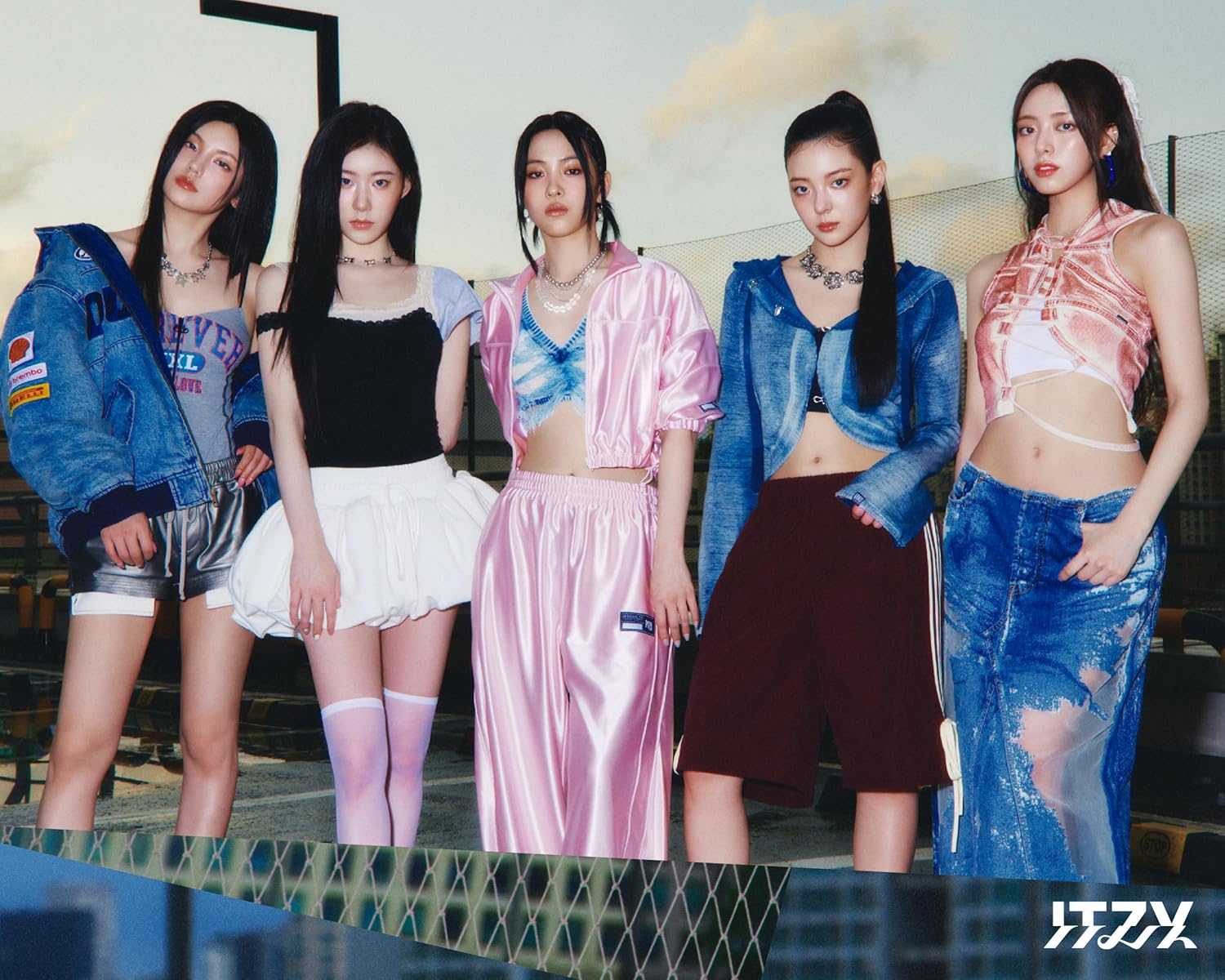 ITZY Gold 2Nd Album Standard Random Version Cd+72P Photobook+1P Folding Poster on Pack+2P Postcard+2P Photocard+Tracking Sealed image number 5