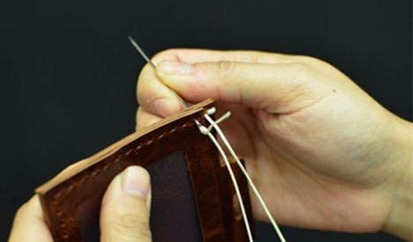 Leather Stitching Needle 12 Pieces with 4 Different Sizes for Leather Projects with Clear Bottle image number 2