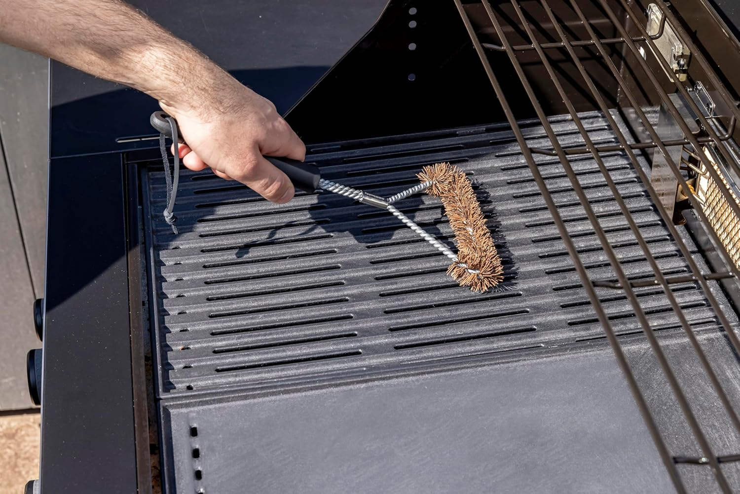 BBQ Buddy 30Cm Palmyra Grill Brush - Sustainable Fibre Grill Brush for Outdoor Barbeque - Handheld Grills Cleaner and Scrubber with Handle image number 3