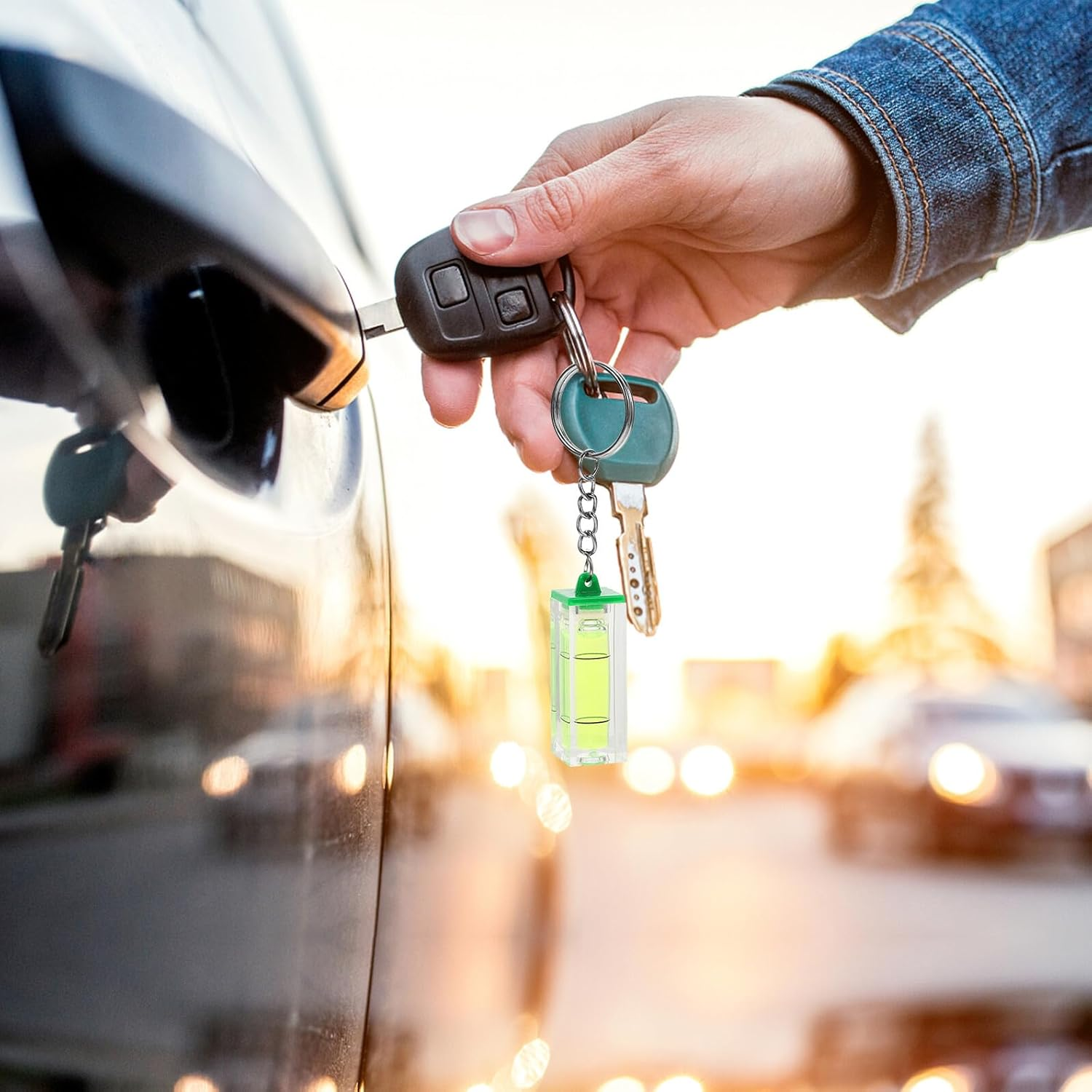 FUTUREORYY Mini Bubble Spirit Level Keychain with Wallet Chain for Men, Portable Pocket Level Tool for Car Keys and Camping, Small Key Accessories for Everyday Use Random Color image number 6