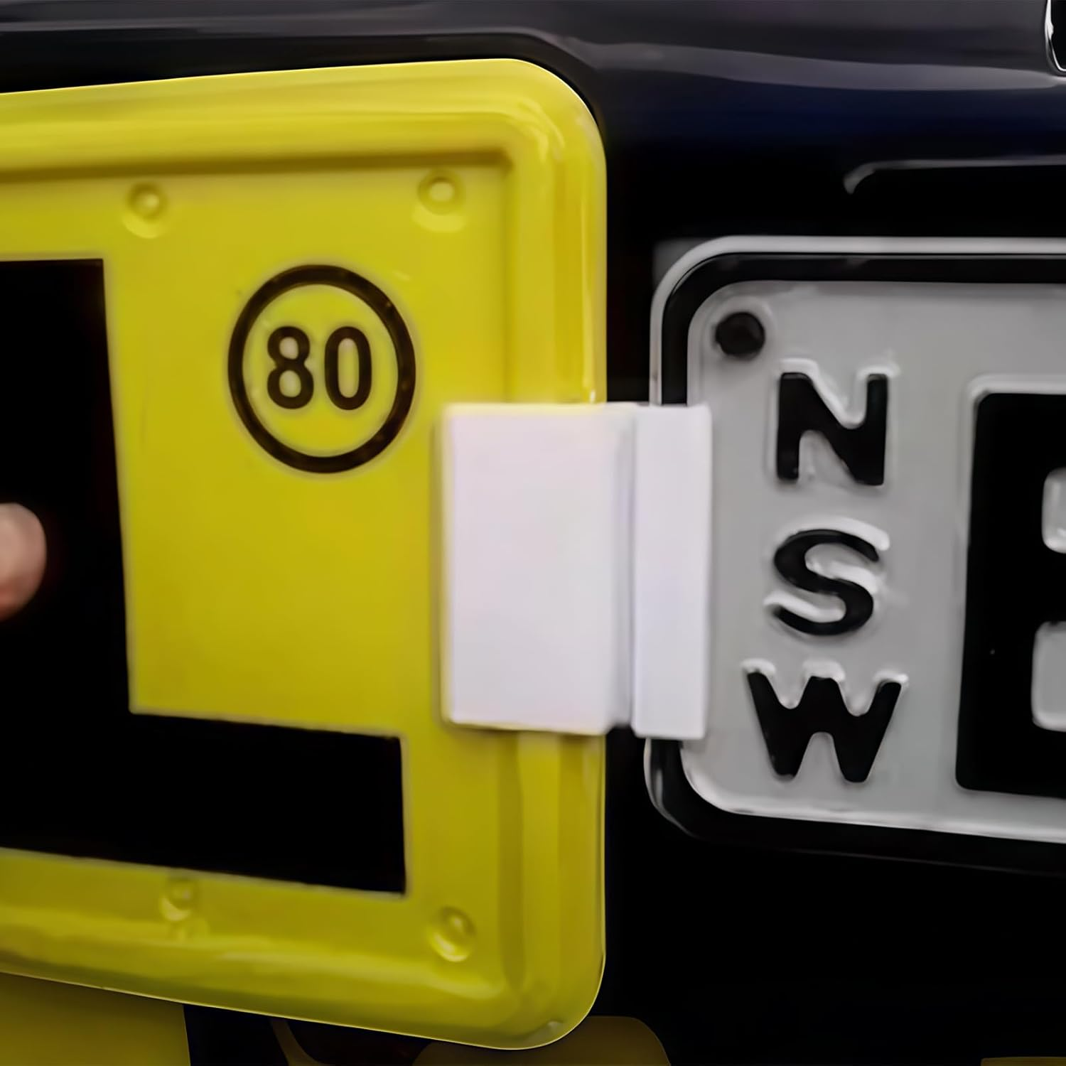 4X L & P Plate Holder Clips, 3.5X5.8Cm Lightweight White Plastic Mounts, Tool-Free Reliable Secure AU License Clips for Cars Motorcycles, Easy-Attach Durable Vehicle Accessories image number 6