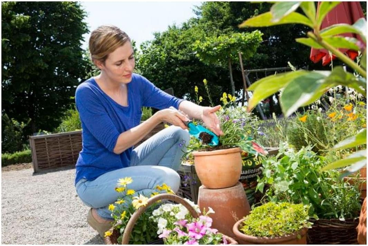 Gardena Classic Hand Trowel: Universal Spade for Planting and Transplanting in the Garden and on the Balcony, Durable Steel, Corrosion-Resistant, Ergonomic Handle, 8 Cm Working Width (8950-20)