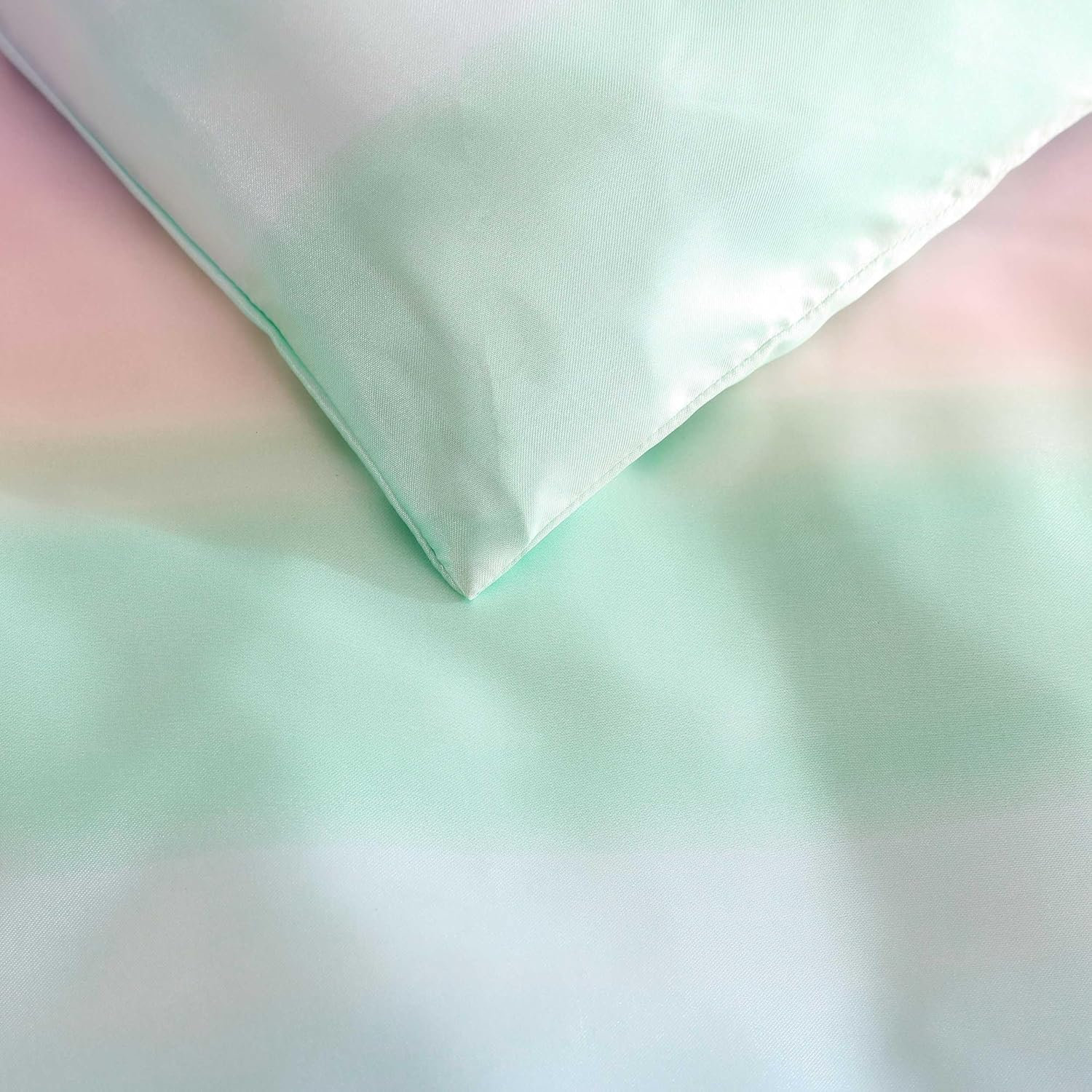 Betsey Johnson - Duvet Cover Set, Super Soft Satin Bedding with Matching Shams, inside Corner Ties for Secure Fit (Pastel Ombre Purple, Full/Queen) image number 3