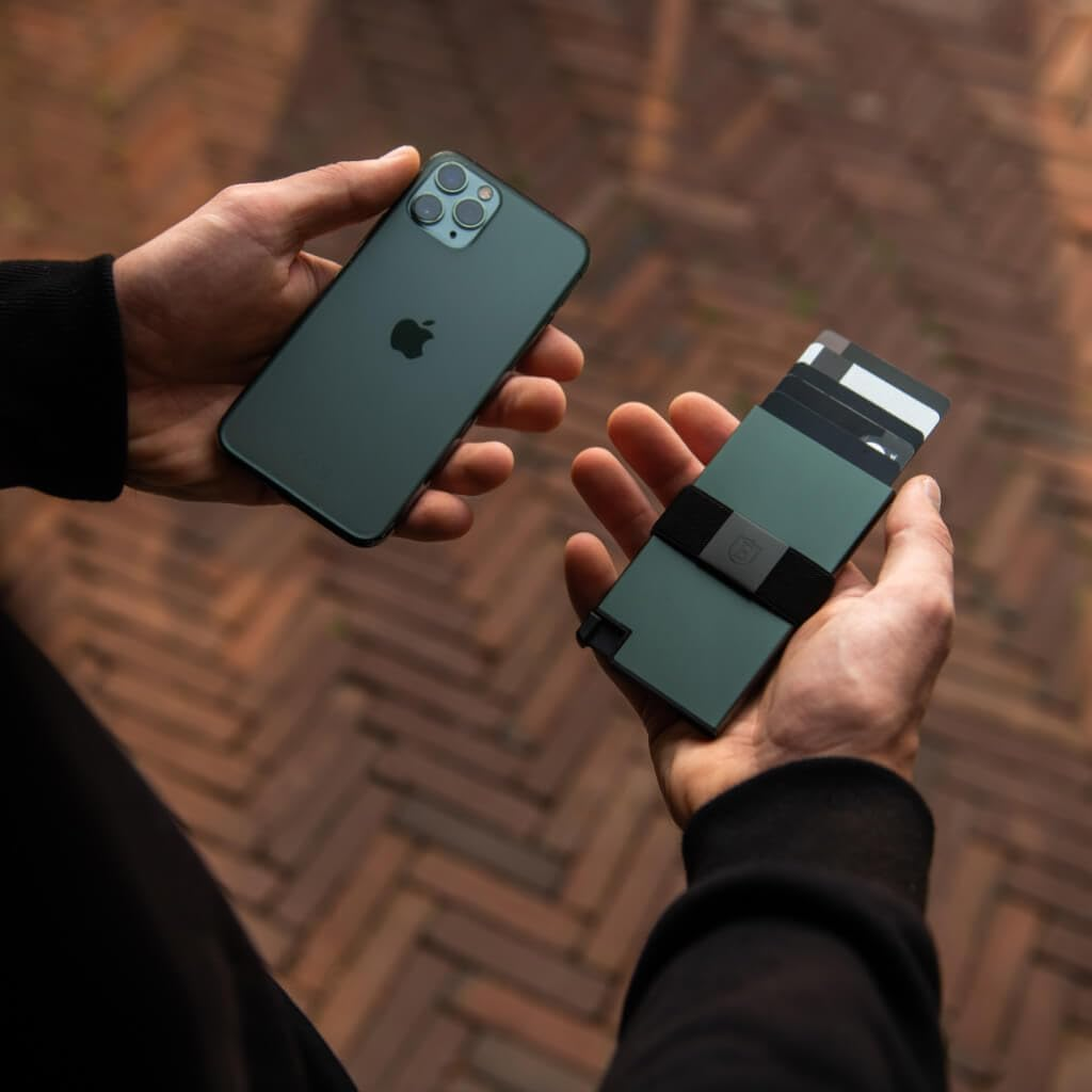 Ekster: Aluminum Cardholder - 0.2-Inch Slim Minimalist Wallet with Expandable Backplate - RFID Blocking Layer for Data Protection - Durable Space-Grade 6061-T6 Aluminum - 1-15 Card Storage Capacity image number 6