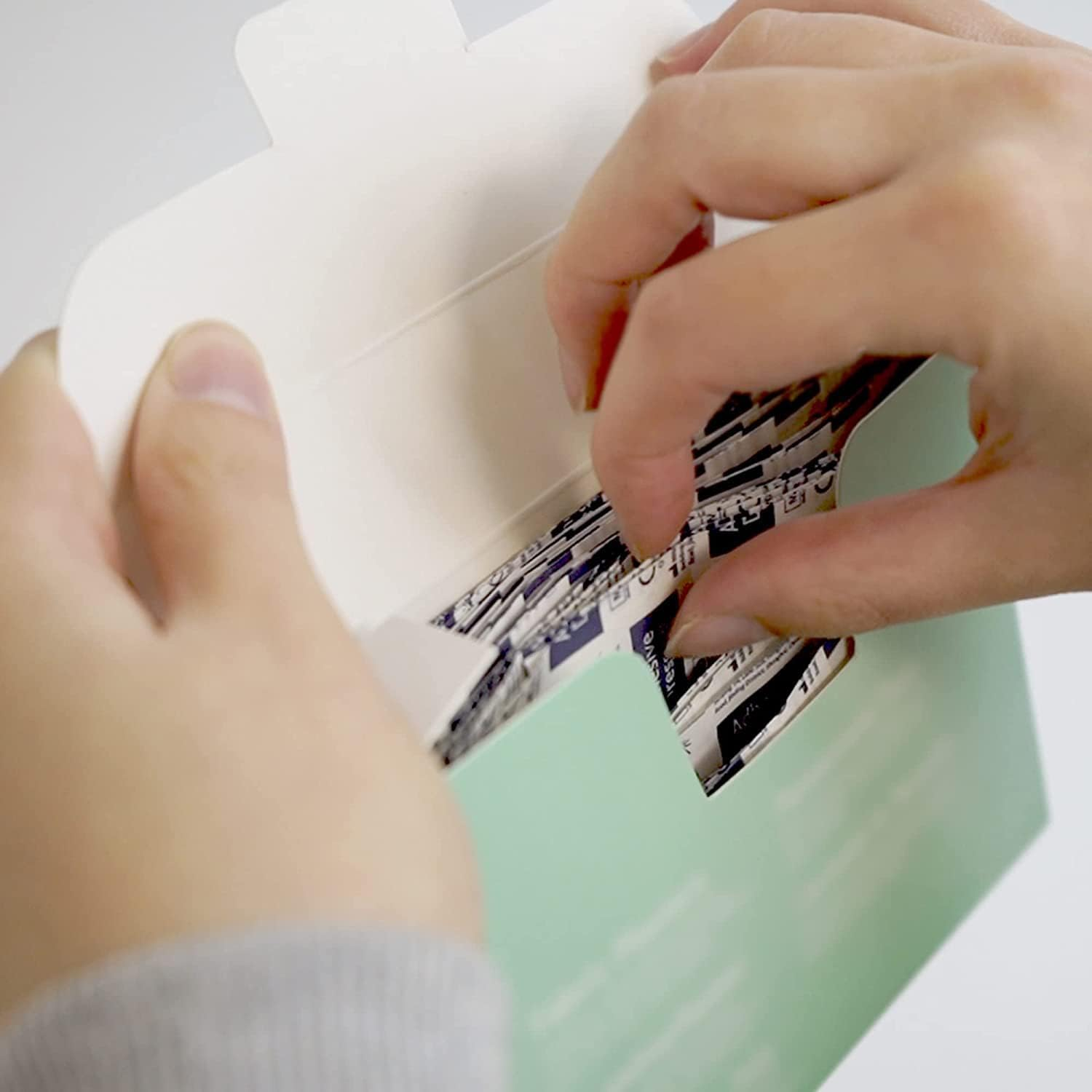 Lewis-Plast Premium Assorted Breathable Sterile Hypoallergenic Washproof Plasters, Box of 100 First Aid Medical Grade Waterproof Plaster, Suitable for All Types of Minor Cuts and Grazes image number 6