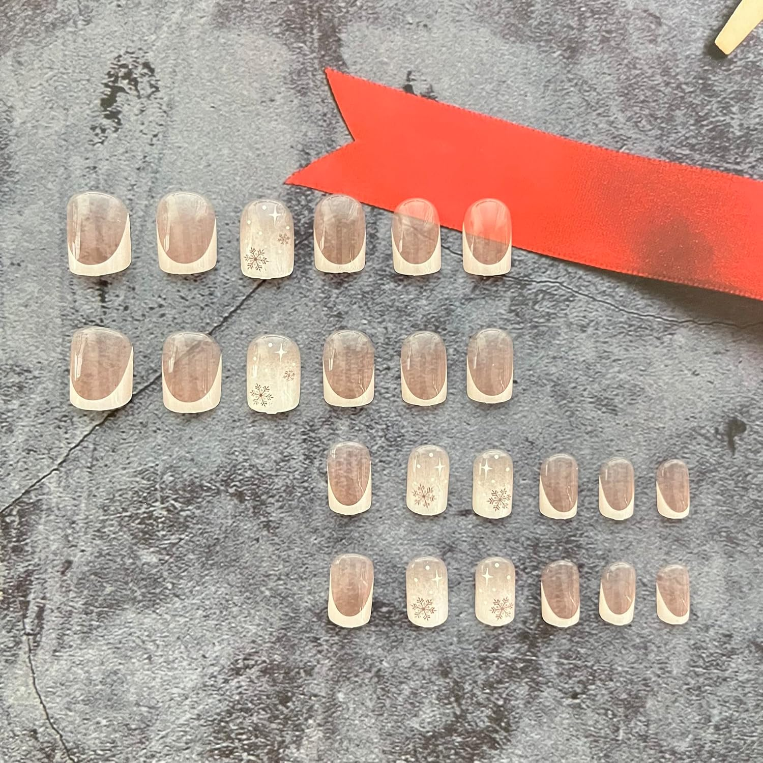 Christmas Press on Nails Short Square Fake Nails French Tip Acrylic Nails Cute White Snowflake Full Cover Stick on Nails Xmas Manicure Decorations False Nails for Women Girls