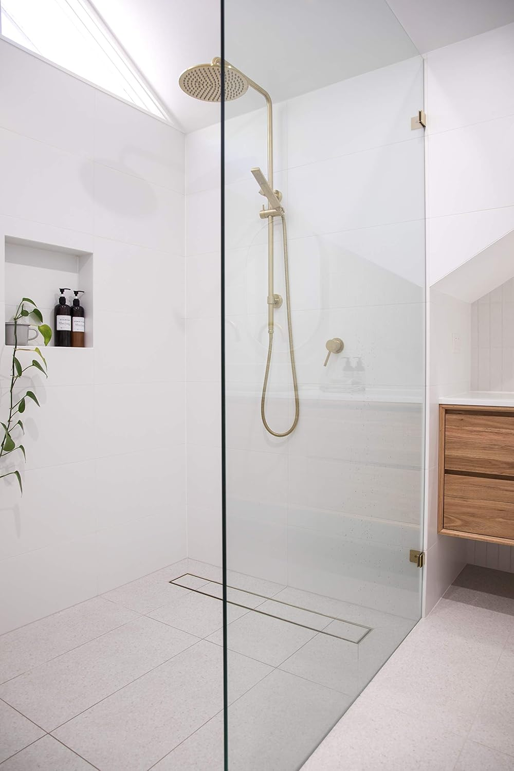 Glass and Ceramic Shower Cleaner and Protectant for Glass Ceramic Shower Screens. Reduces Cleaning Time. Suitable for Both Interior and Exterior Glass Surfaces. 250Ml image number 1