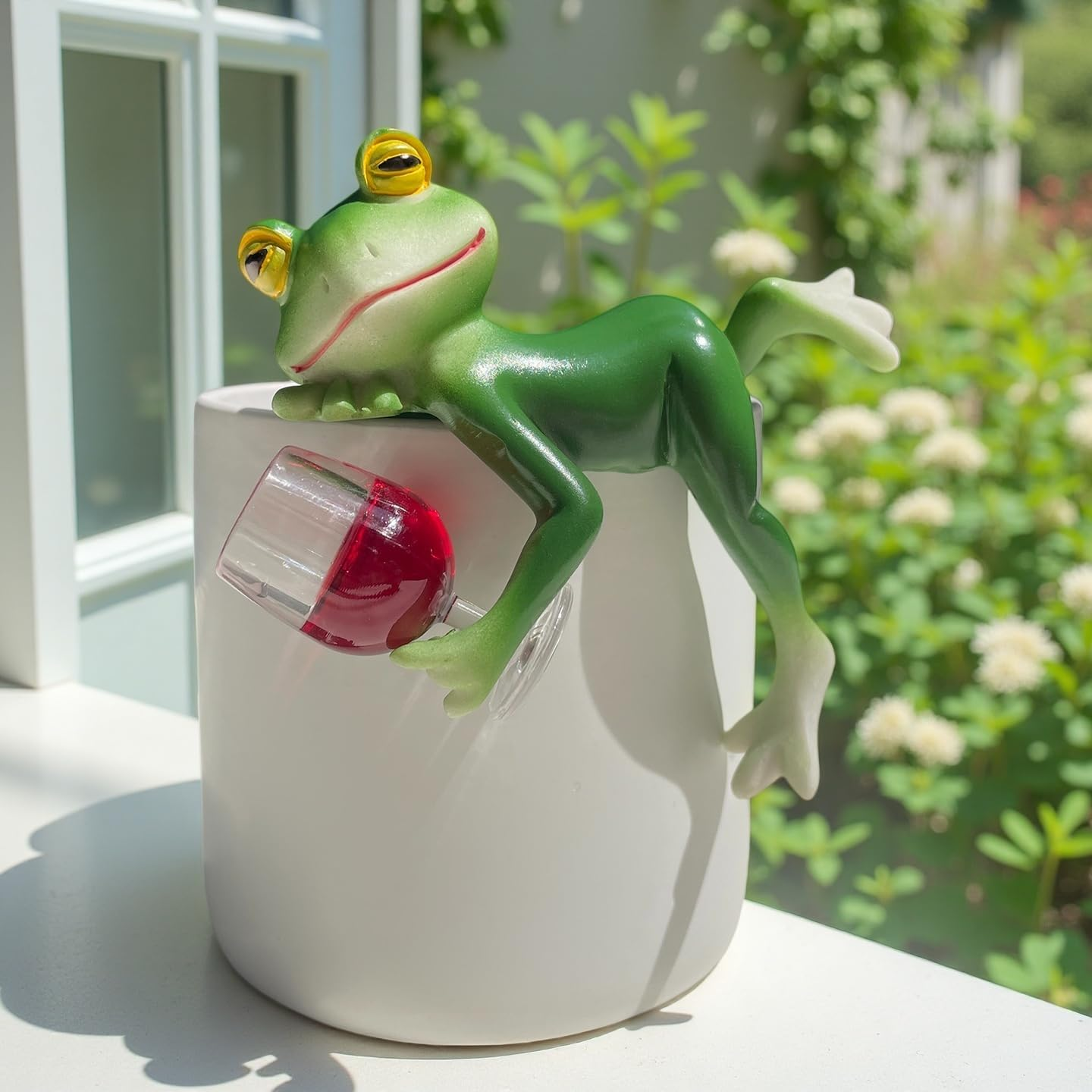 Funny Drinking Frog Statue Flower Pot Hugger Resin Hanging Frog Figurine Planter Pot Decorations for Home Garden Fence Balcony Patio Lawn Yard Ornaments (Drinking Juice)