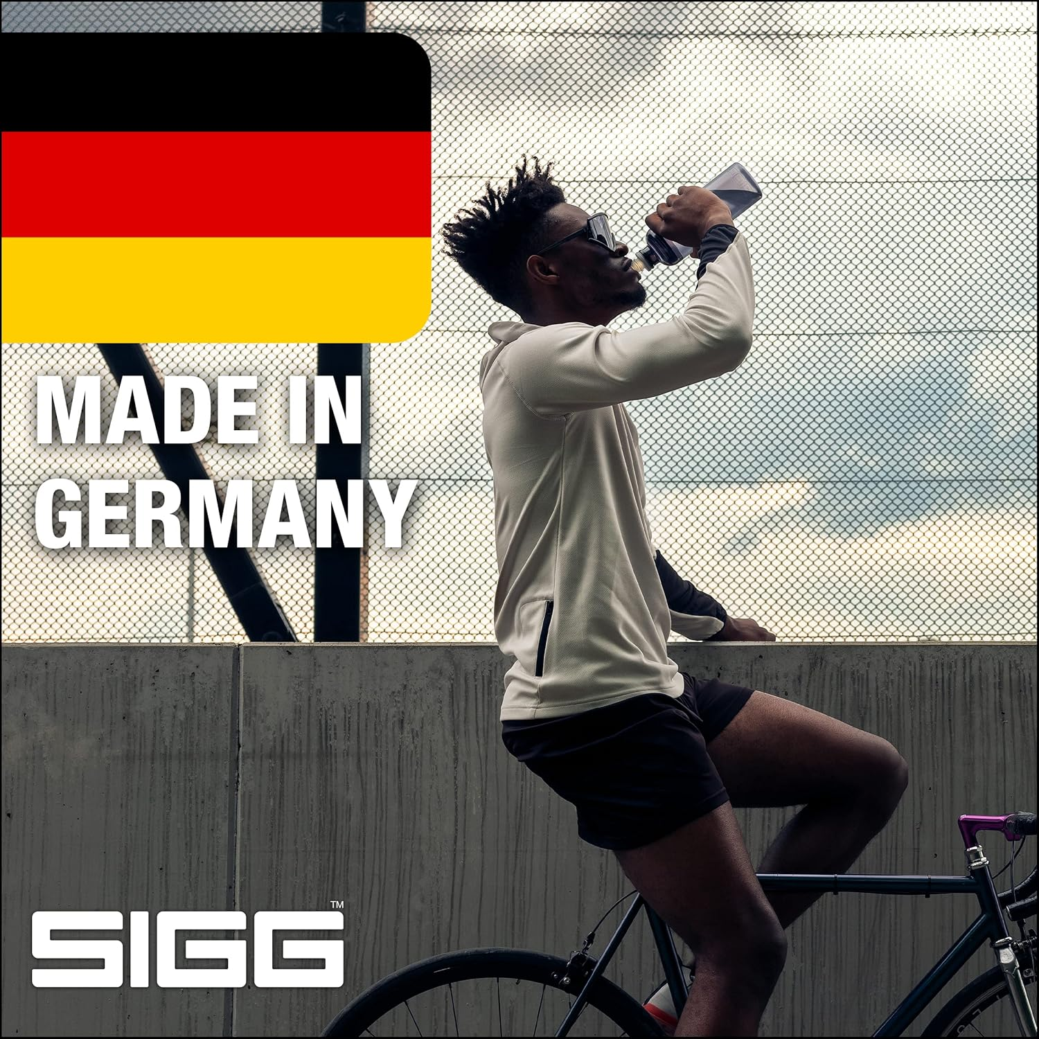 SIGG - Sports Water Bottle - Hero Anthracite - Squeezable - Leakproof - Lightweight - Dishwasher Safe - BPA Free - 20 Oz, Grey image number 2