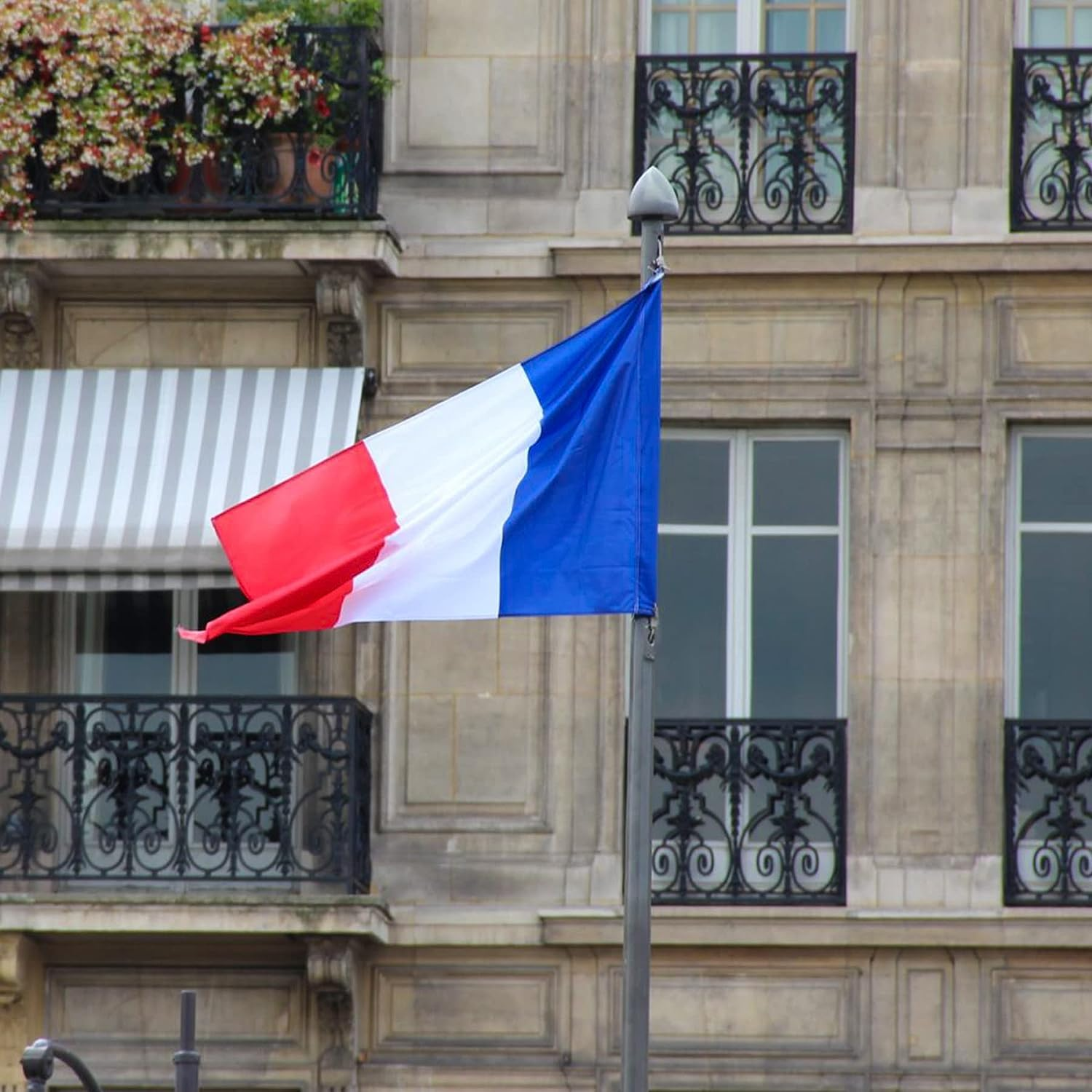 France Flag,French Flag,90 * 150 Cm(3 * 5Ft),Polyester Thickness, Fade Resistant, Brass Grommets, Canvas Header, Indoor/Outdoor, Vibrant Colors,Not Fear of Rain and Snow image number 2