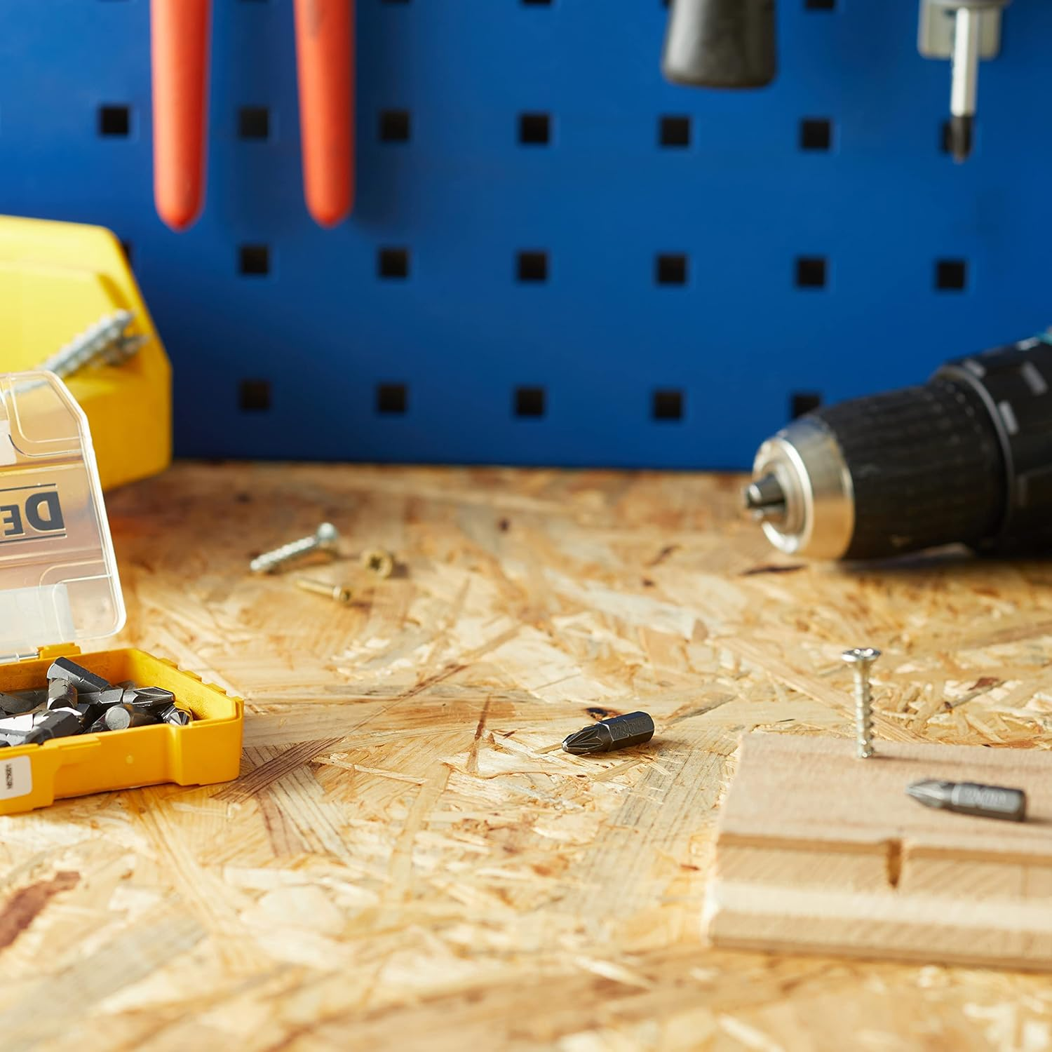 DEWALT Screwdriver PZ2 25 Piece Bit Set in Tic Tac Box, DT71521-QZ image number 2