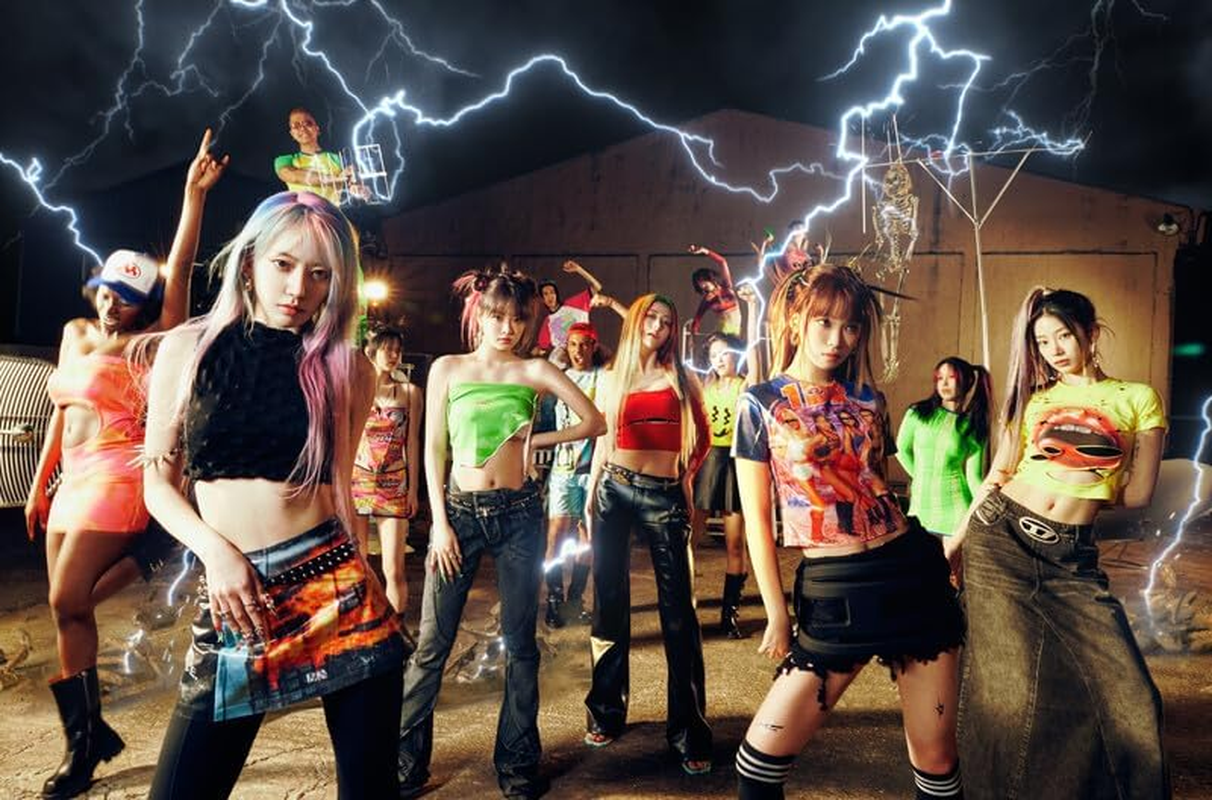 LE SSERAFIM Crazy 4Th Mini Album Weverse Albums Random Version Outbox+1P QR Card+4P Photocard A+5P Photocard B+1Ea User Guide+Tracking Sealed Le Seraphim LSFM