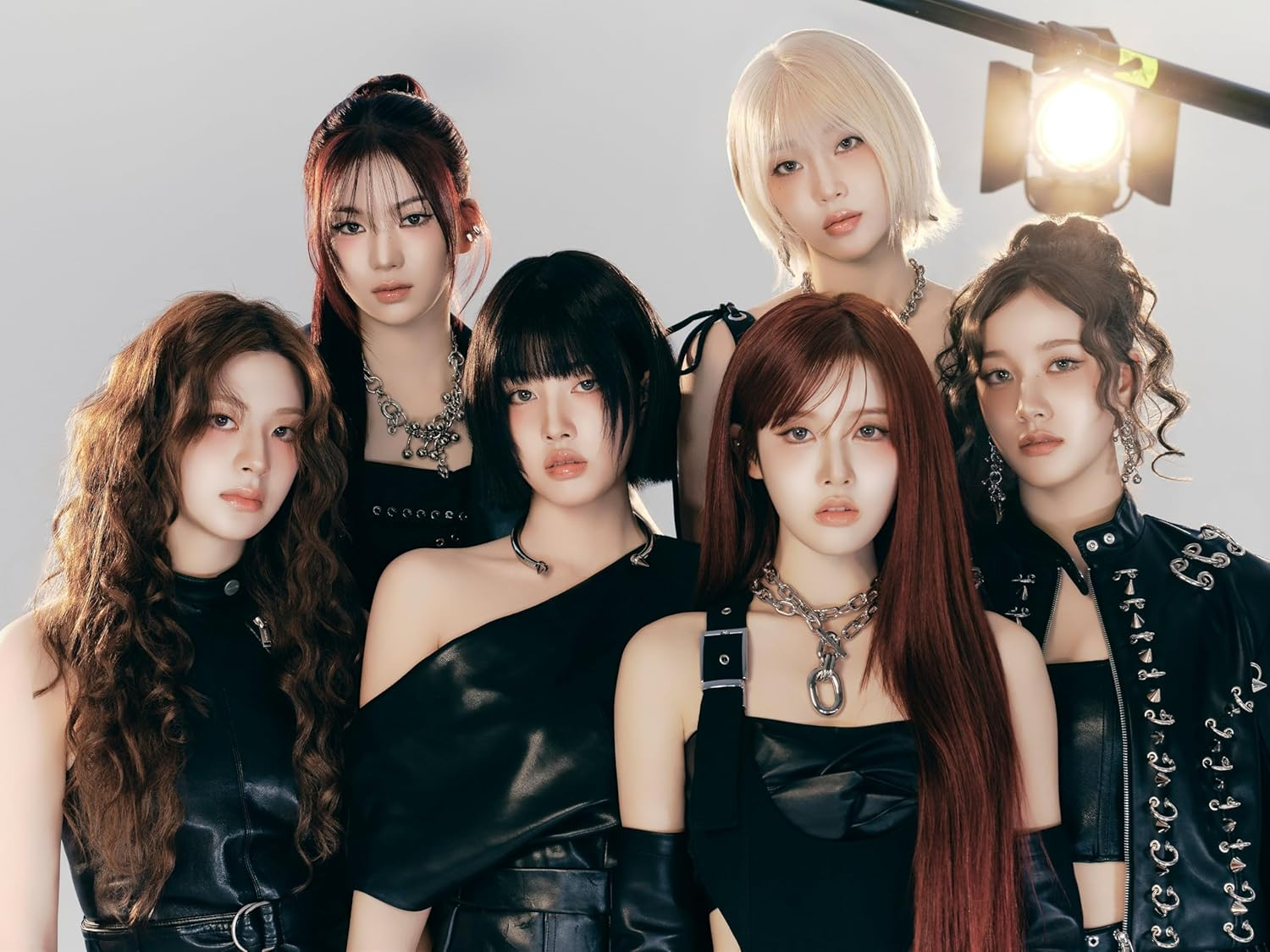 STAYC S 5Th Single Album PLVE Version 1Ea PVC Pouch+1Ea Folding Cover+1Ea Acrylic Keyring+1P Image Card+1P Photocard+1Pi Message Photocard+1Ea Lyrics+Tracking Sealed