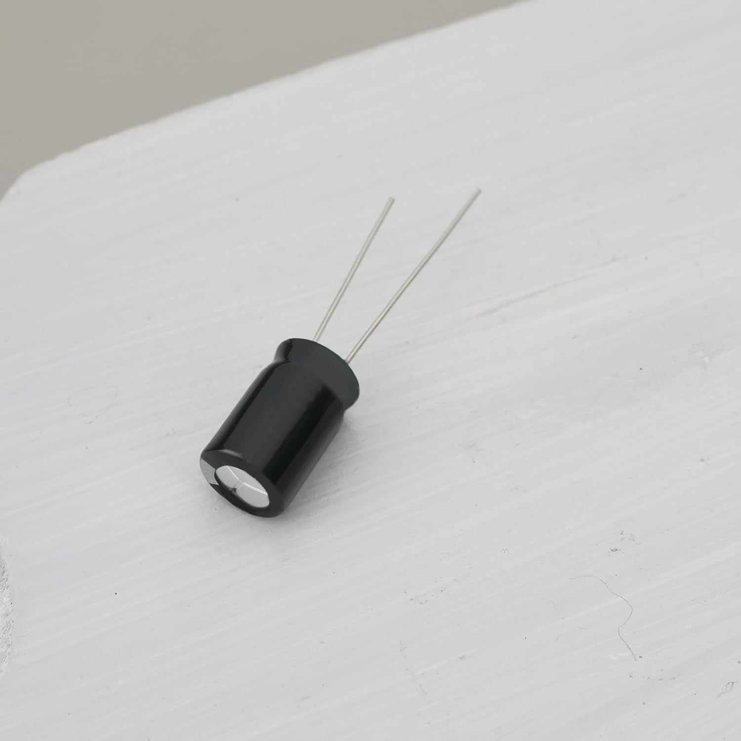 Be in Your Mind 50Pcs Electrolytic Capacitor Radial Leads Cylindrical Electrolytic Capacitor 25V 470Uf for Electronics Household Appliances 8X12Mm Black image number 3