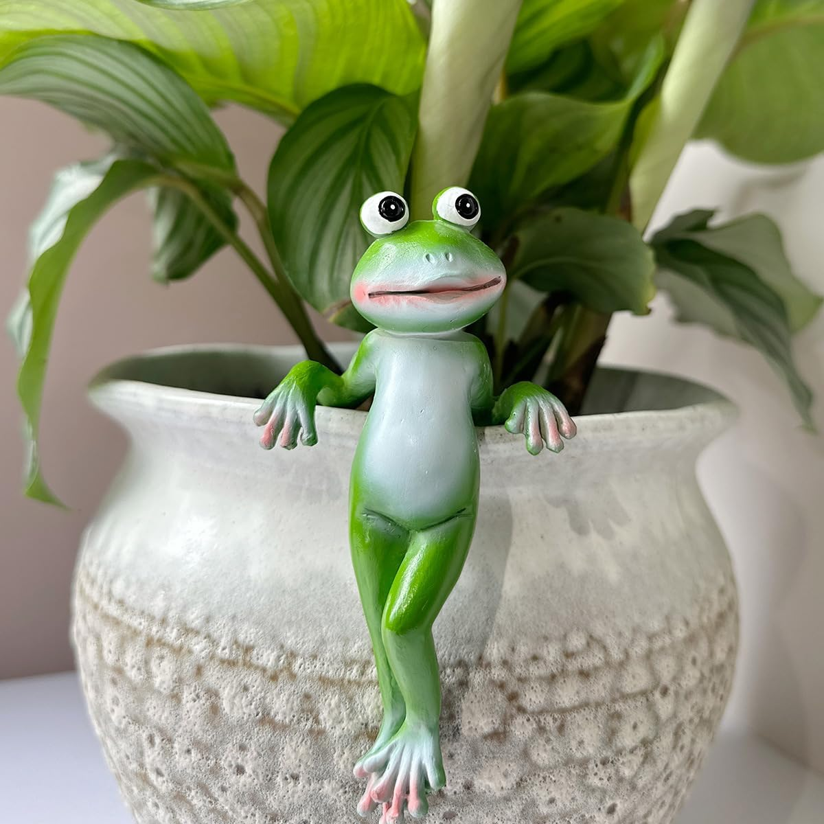 JARPSIRY Cute Climbing Frog Figurines Flower Pot Hugger Resin Hanging Frog Sculpture Outdoor Statue Plant Pot Decorations for Home Garden Fence Balcony Patio Lawn Yard Ornaments (Back) image number 3