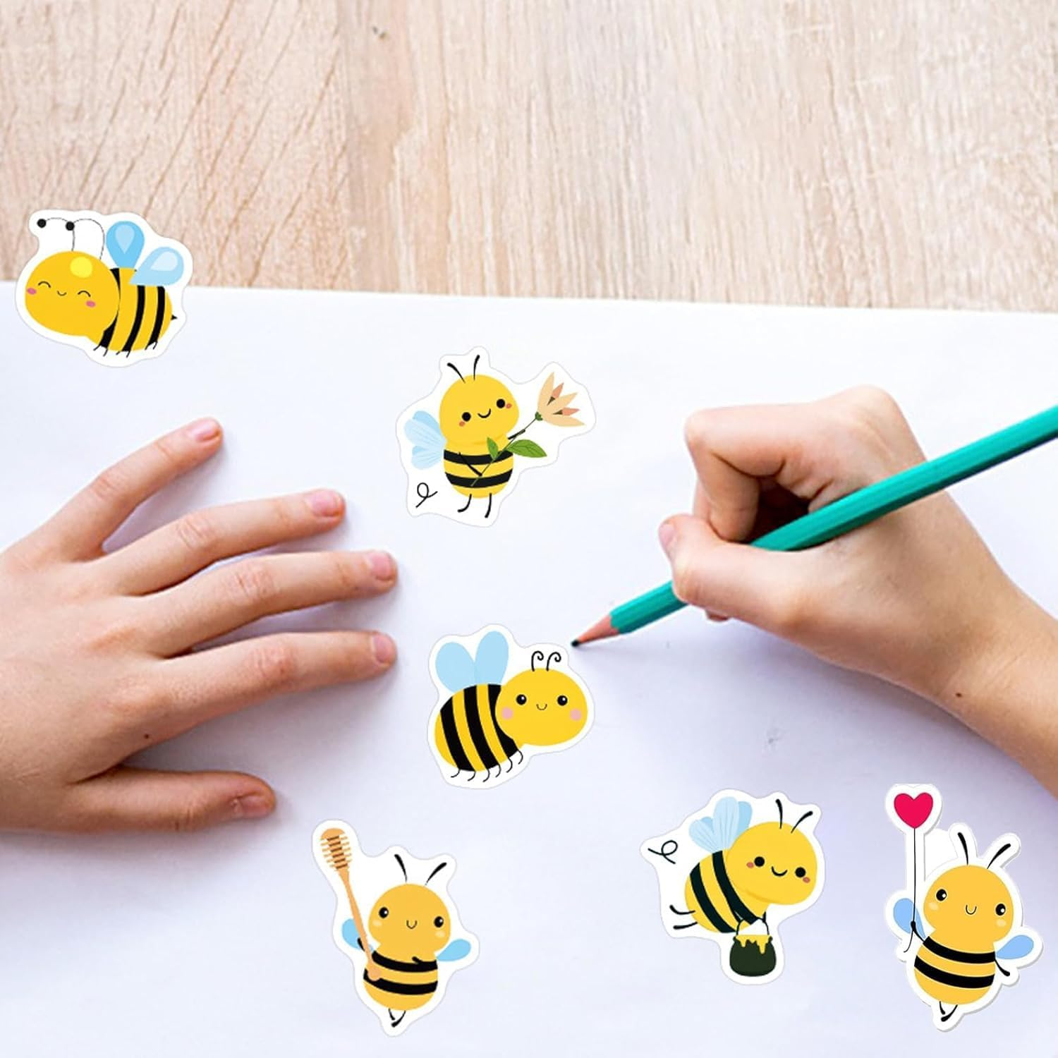 YSHIGUING Pack of 500 Bee Stickers Cartoon Bees Reward Stickers Roll Waterproof Vinyl Stickers Bee Labels Stickers Self-Adhesive Wall Stickers with Animals for Birthday Theme Party Decor image number 4