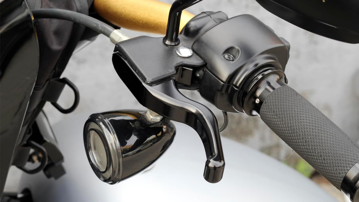 3 Finger 5.9" CNC Shorty Hand Control Lever Kit Brake Clutch Levers Fit for Harley Softail Low Rider S Sport Glide Standard Street Bob 2015-2024 image number 3