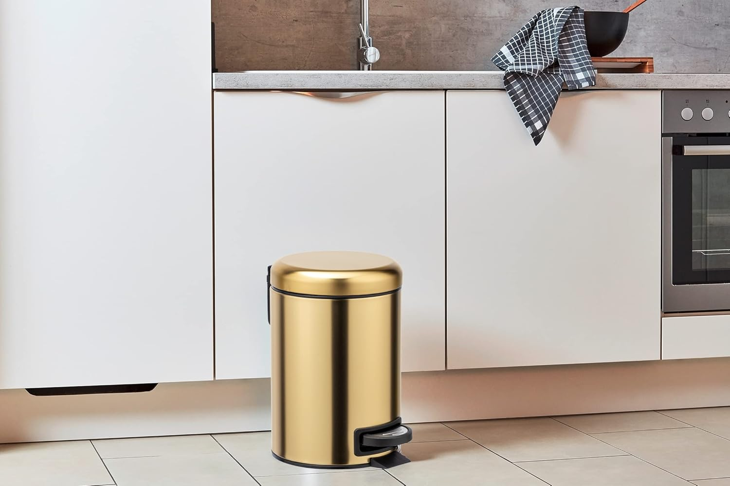 Wenko Leman Cosmetic Pedal Bin Matte Gold 3 L &ndash; Cosmetic Bin, Rubbish Bin with Anti-Fingerprint, Capacity: 3 Litres, Stainless Steel, 17 X 25 X 22.5 Cm, Gold image number 2