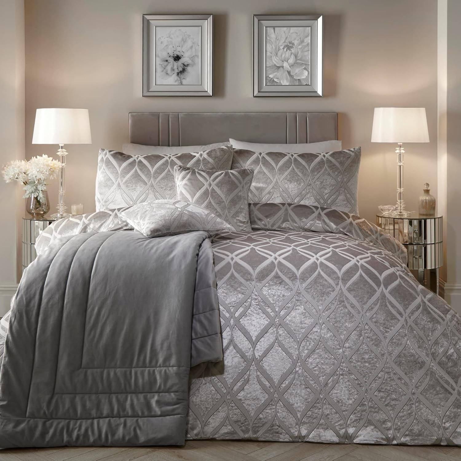 Soiree - Luxury Silver Ogee Velvet Duvet Cover - Double Bedding Size (200 X 200Cm) - 2X Pillowcases - Soft & Cosy Velvet Bedding in Silver - Jacquard - Luxury Bedding - Glamorous Silver Duvet Sets
