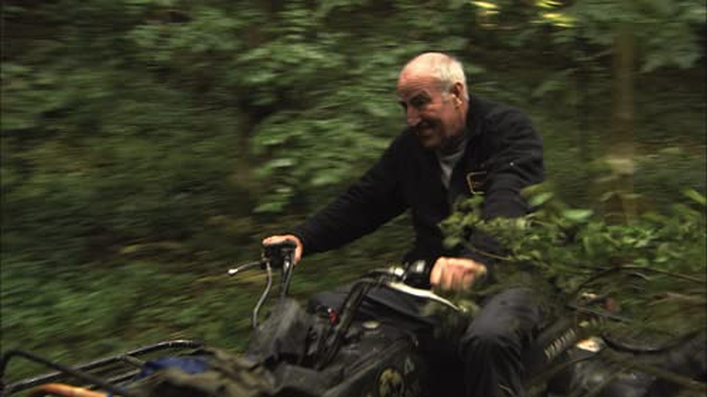 Collins Gem - SAS Survival Guide: How to Survive in the Wild, on Land Orsea image number 3