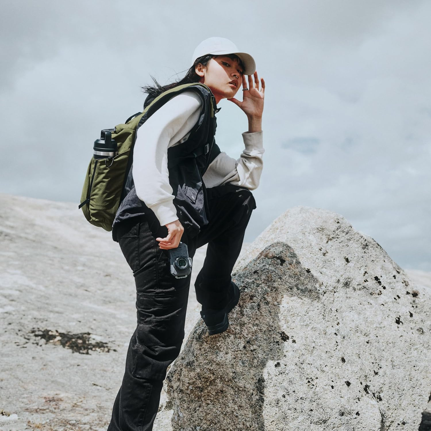 ALPAKA Metro Crossbody Right Shoulder 7.5L - Crossbody Bag Men,Sling Backpack - Fits 11" Tablet - Single Shoulder image number 2