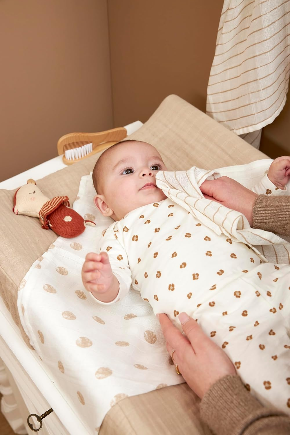 Meyco Baby Dot Stripe Burp Cloths, 3-Piece (Muslin Cloths, Muslin Squares Made of 100% Cotton, Absorbent & Quick Drying, Multifunctional), Sand image number 2