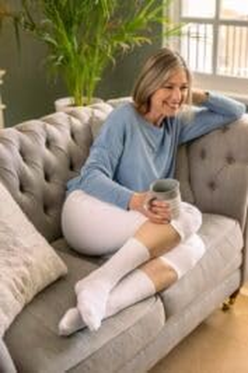 IOMI Footnurse | Sockshop | Bamboo Blend Cushion Foot Diabetic Crew Socks | Comfortable and Therapeutic | 3 Pairs | Extra Wide Non-Binding Leg | White image number 4