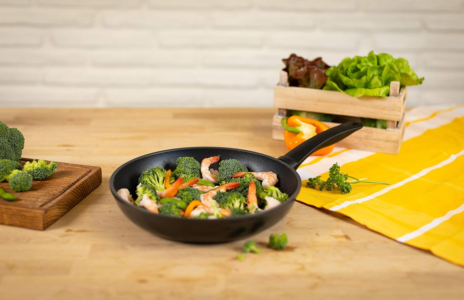 Kuhn Rikon Easy Induction Non Stick Aluminium Frying Pan with Bakelite Handle 24Cm. Nonstick Frying Pan Induction Safe Pan. Oven Safe and Dishwasher Safe. Lifetime Kuhn Rikon Cookware Guarantee. Black image number 4