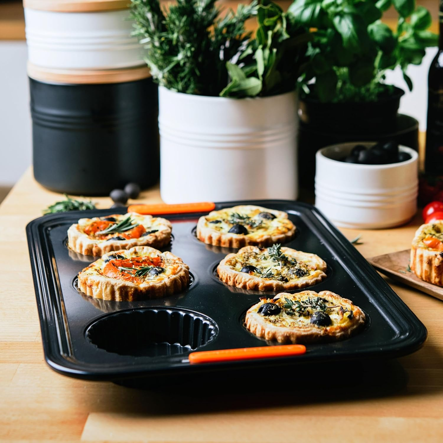 Le Creuset Non Stick Bakeware 6 Cup Fluted Tart Tin Tray image number 4