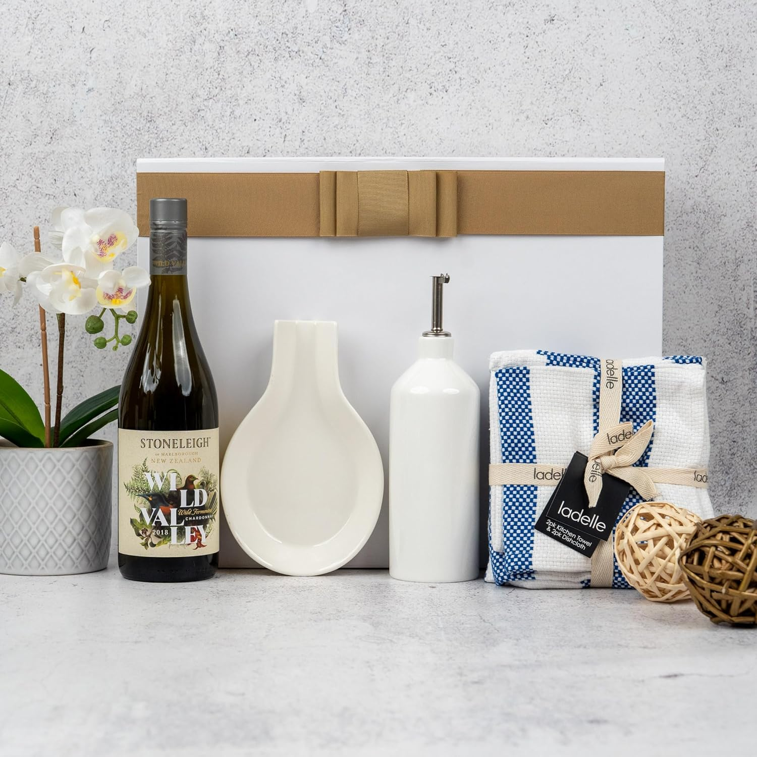 Culinary Essentials Hamper - Gourmet Cooking Enthusiasts with Fine Wines, Kitchen Towels, Spoon Rest, and Oil Bottle - Perfect for Special Occasions and Thoughtful Thank-You Gifts (Popular Red) image number 4