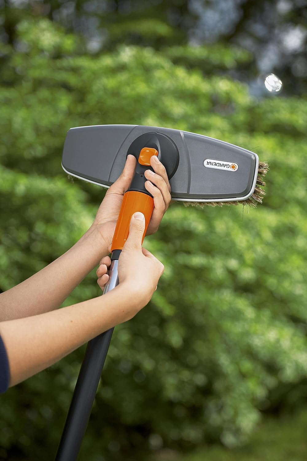 Gardena Washing Brush: Water-Bearing Cleaning Brush for the Clean System, Also for Delicate Surfaces and the Car Wash Suitable (5570-20)