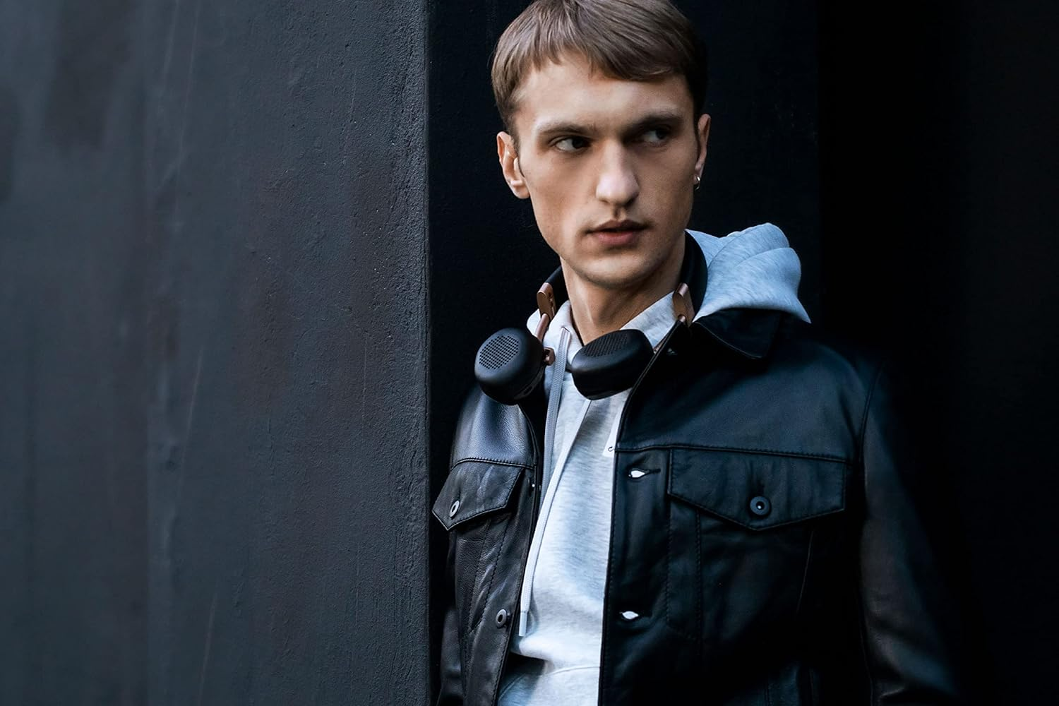 V-MODA S-80 Wireless Headphones and Speaker System. Sleek and Stylish Design. Personalize Your S-80 with Interchangeable Magnetic Covers (Black) image number 6