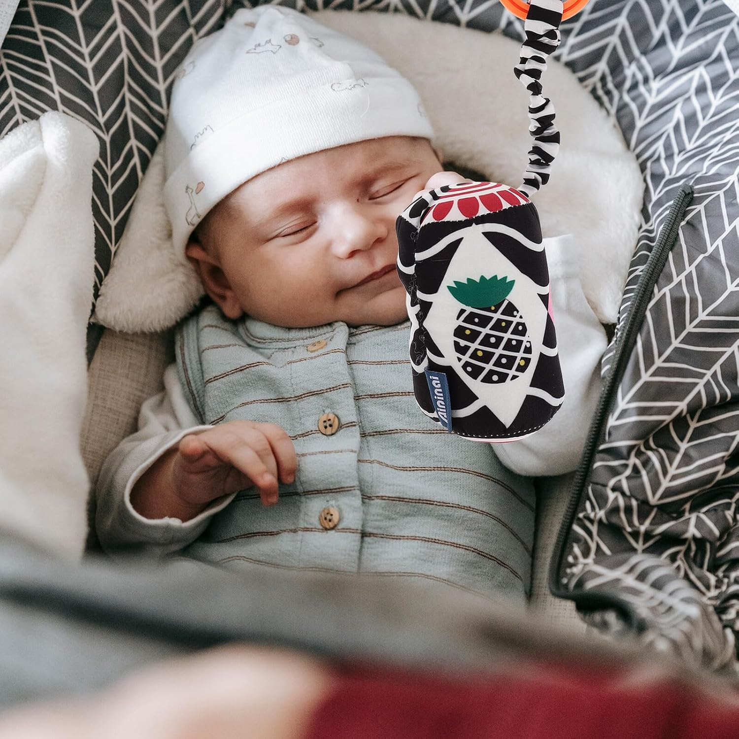 Didiseaon Geometric Shape Crib Hanging for Newborns Stroller Sensory Ring with Smooth Surface Color Shape Recognition Easy Grip for Development