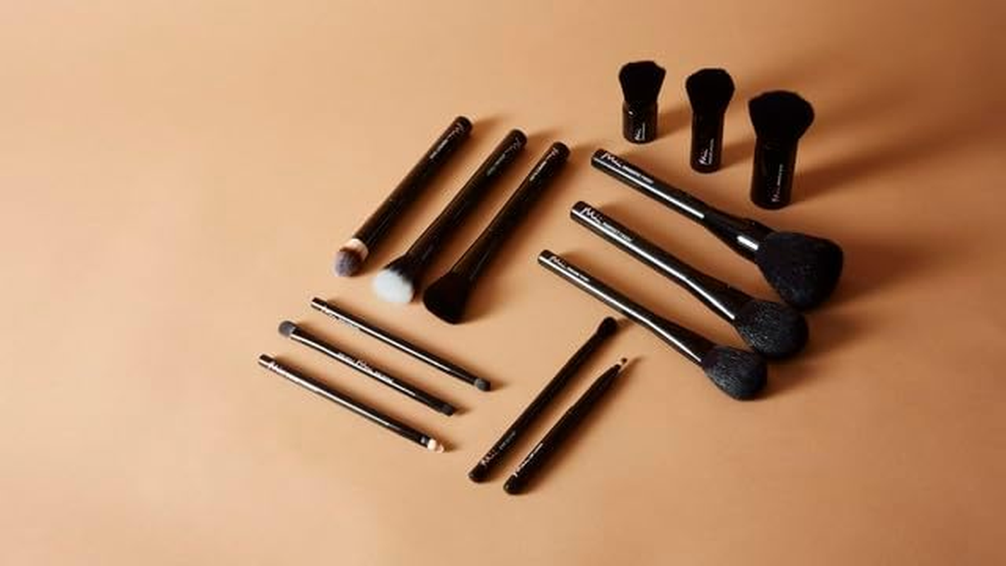 Mii Cosmetics - Skin Loving BB Brush - Angled Retractable Brush, BR14 image number 3