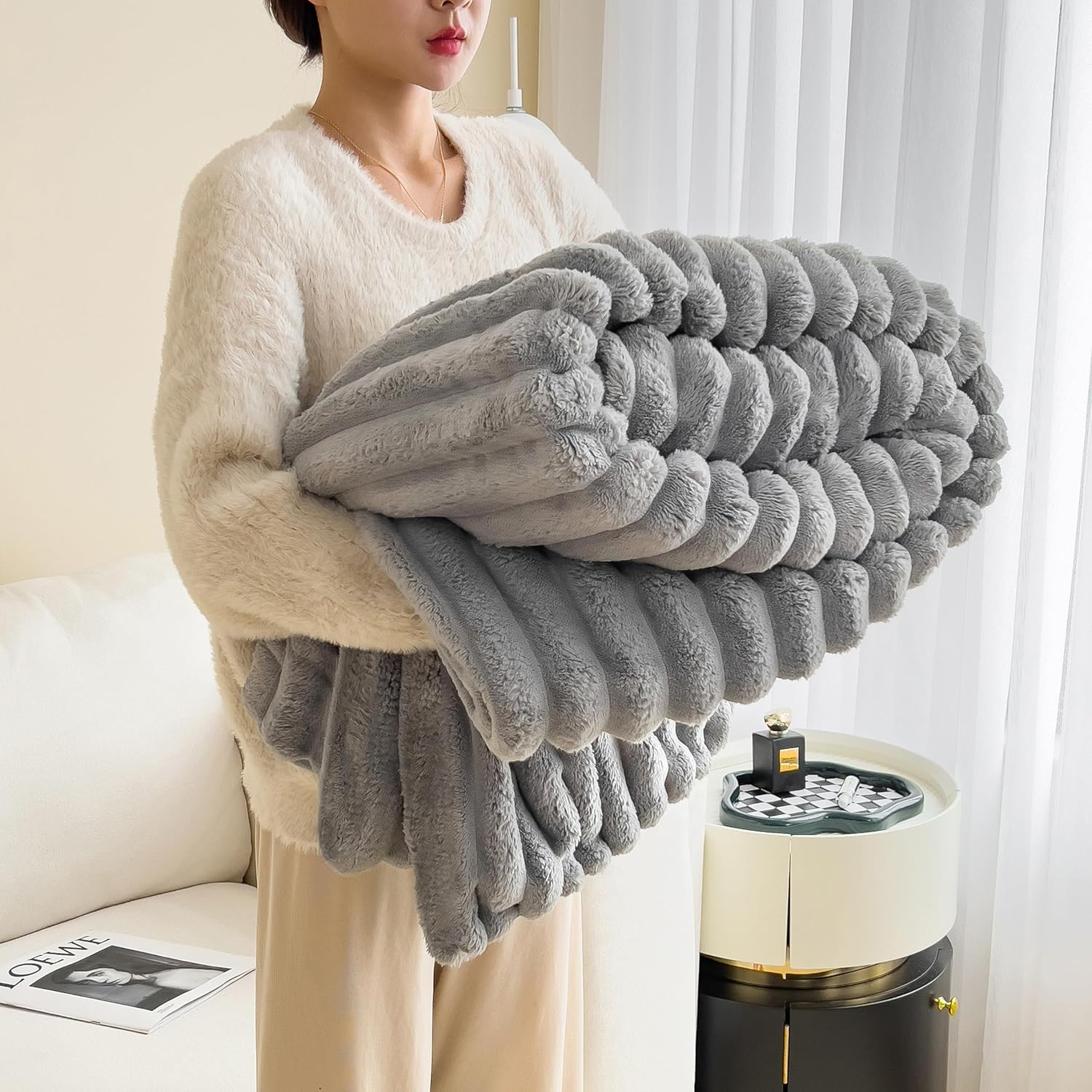 Flannel Blanket Super Soft Cozy Throw Blanket，Warm Lightweight Plush Fuzzy Cozy Soft Blankets and Throws for Sofa, Chair, Couch, Camping, Travel(Grey 200X230Cm) image number 3