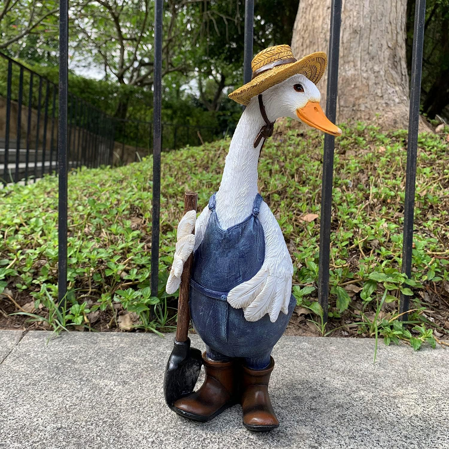 Ironrain Garden Statues Gardener Couple Duck, Indoor Outdoor Decorations Cute Ducks Art D&eacute;cor Goose Figurine Ornament for Yard Home Garden Patio and Office (Male) - Male image number 2