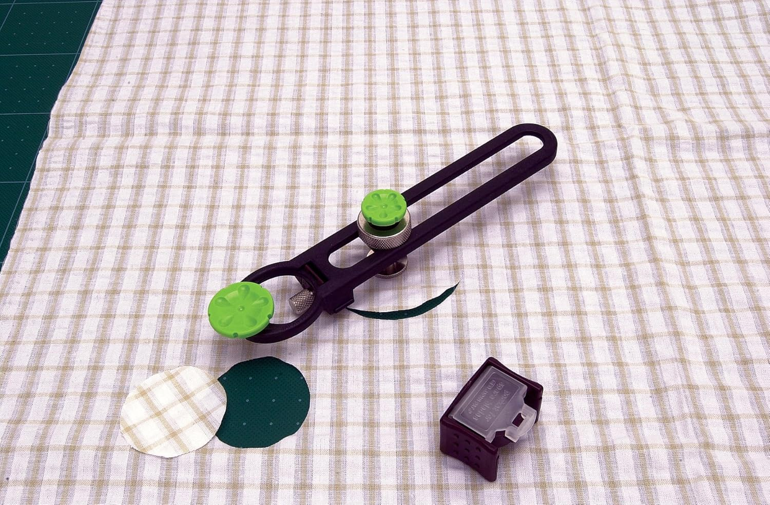 NT Cutter Fabric Circle Cutter, 1-3/16 Inches ~ 8-11/16 Inches Diameter, 1 Cutter (C-2000P) - Multicolor image number 4